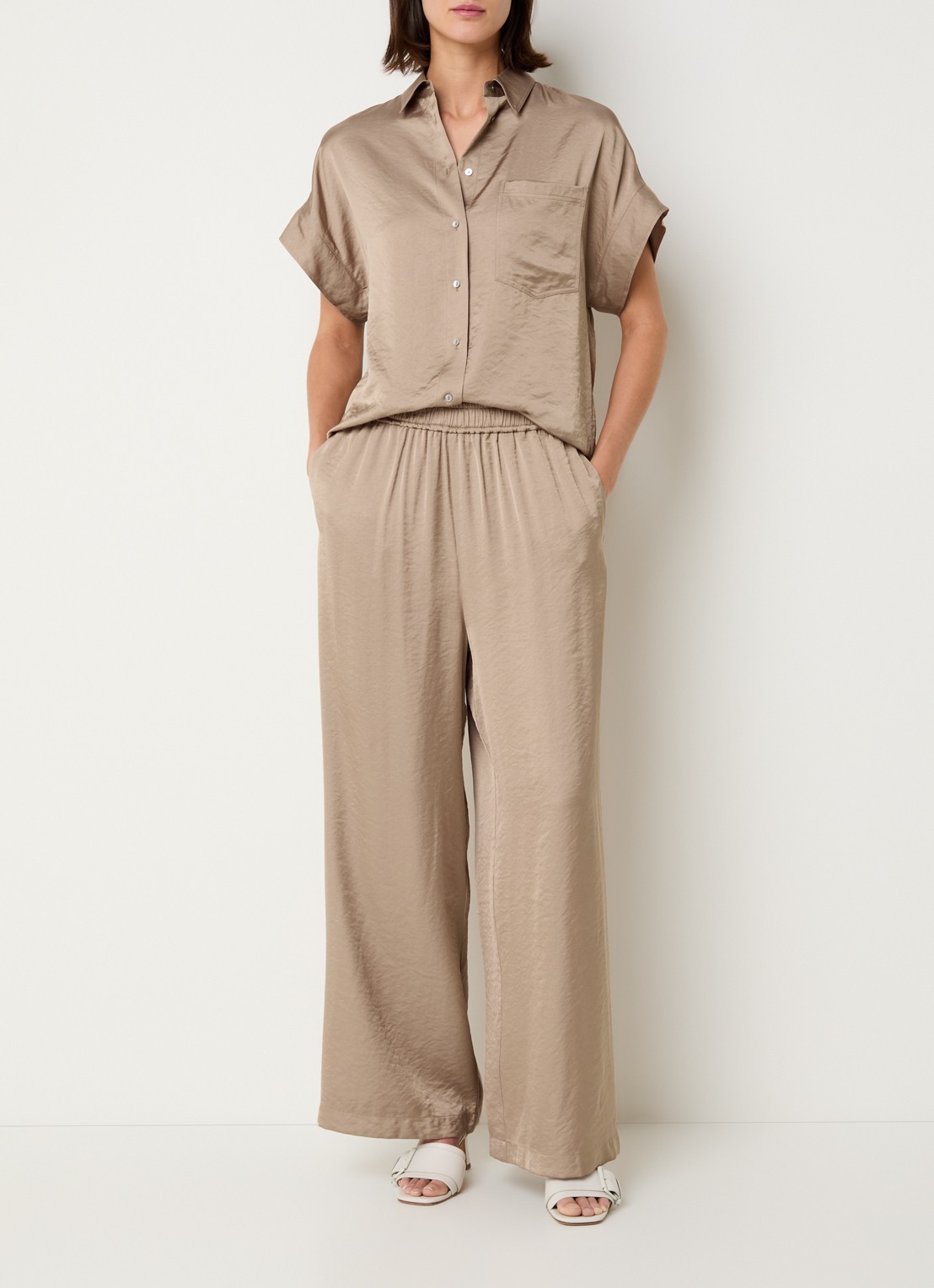 Knit-ted Linde high waist wide fit pantalon van satijn  - voorkant 4 donkerbeige