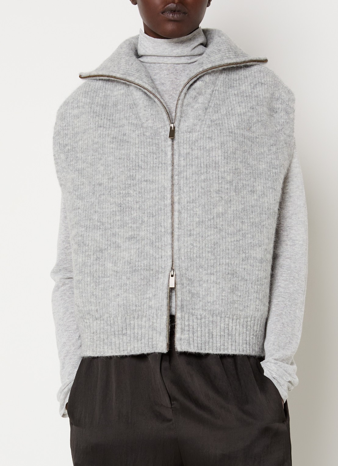 Knit-ted Manny grofgebreid vest met opstaande kraag - detail 4 grijsmele