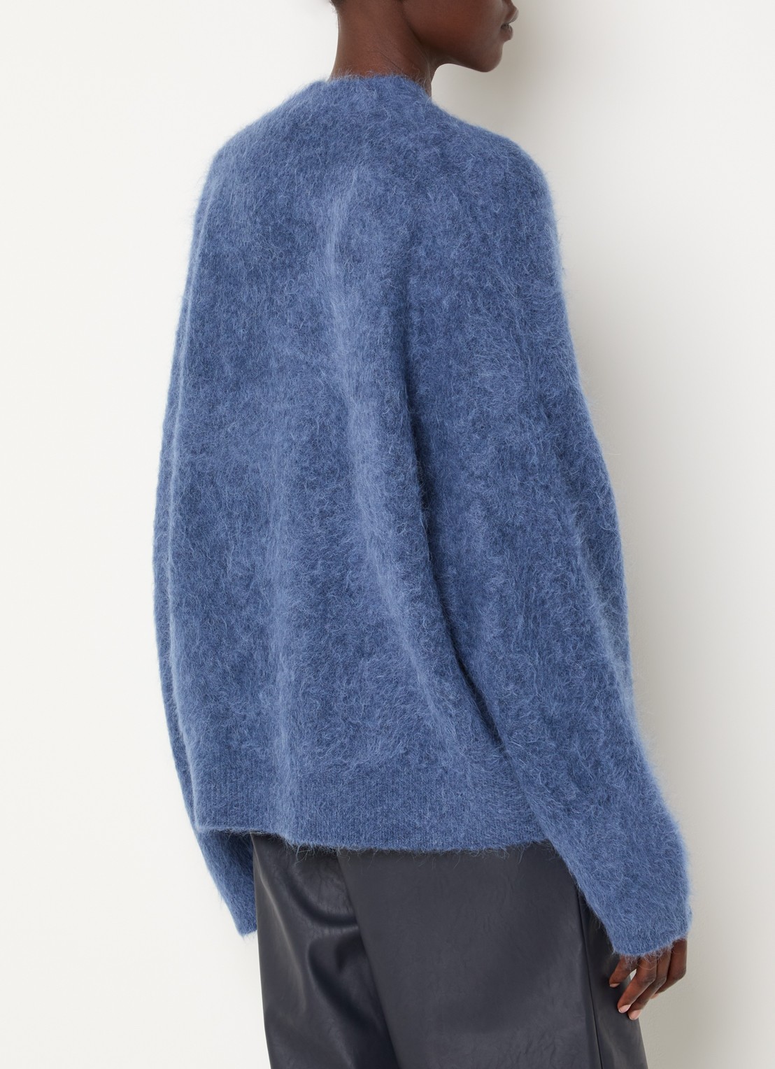 Knit-ted Maris grofgebreid vest met V-hals - achterkant 4 staalblauw
