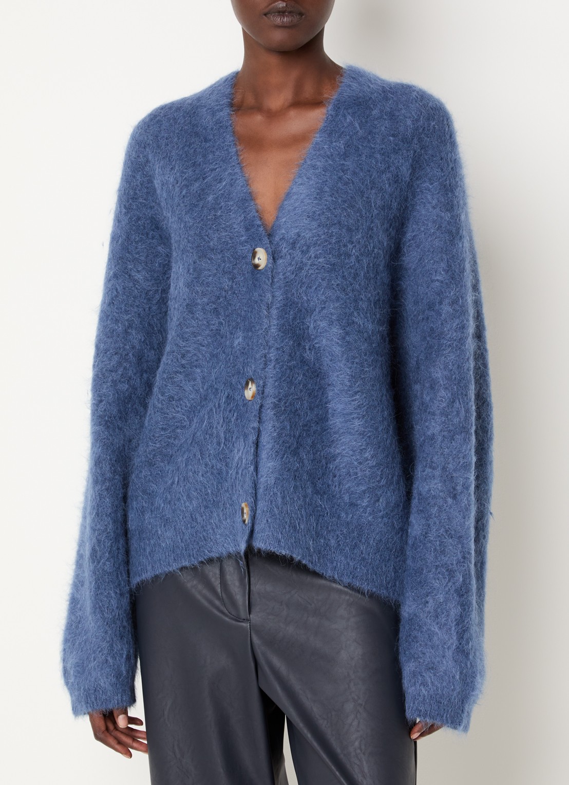 Knit-ted Maris grofgebreid vest met V-hals - detail staalblauw