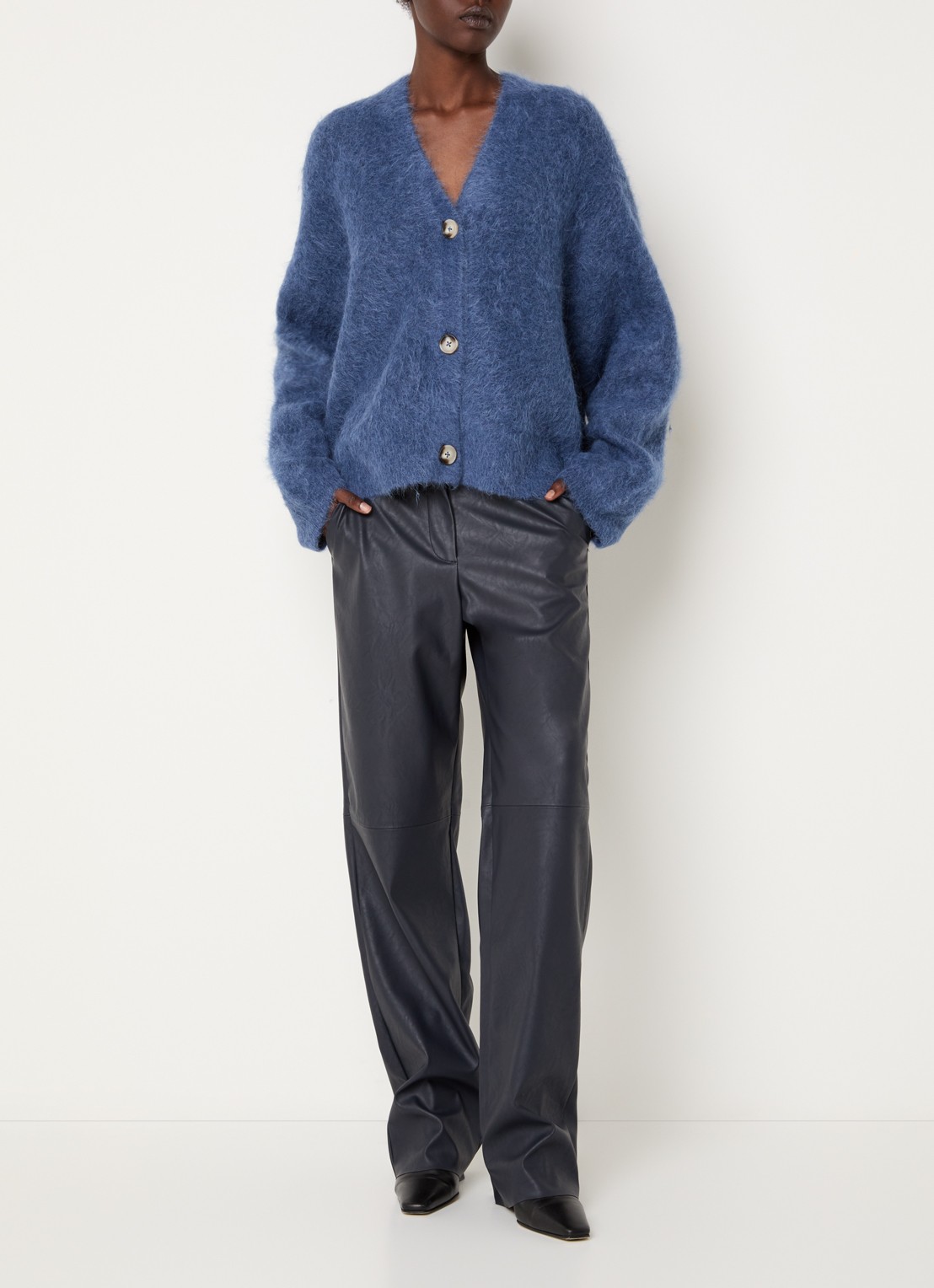 Knit-ted Maris grofgebreid vest met V-hals - voorkant 3 staalblauw