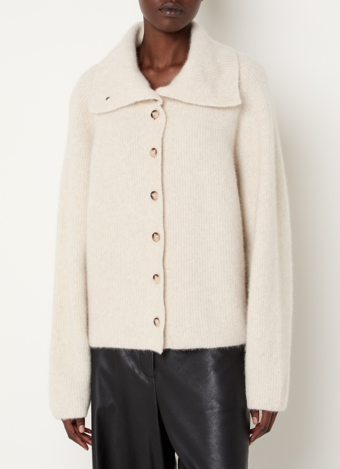 Knit-ted Milo grofgebreid vest met opstaande kraag - detail vanillegeel