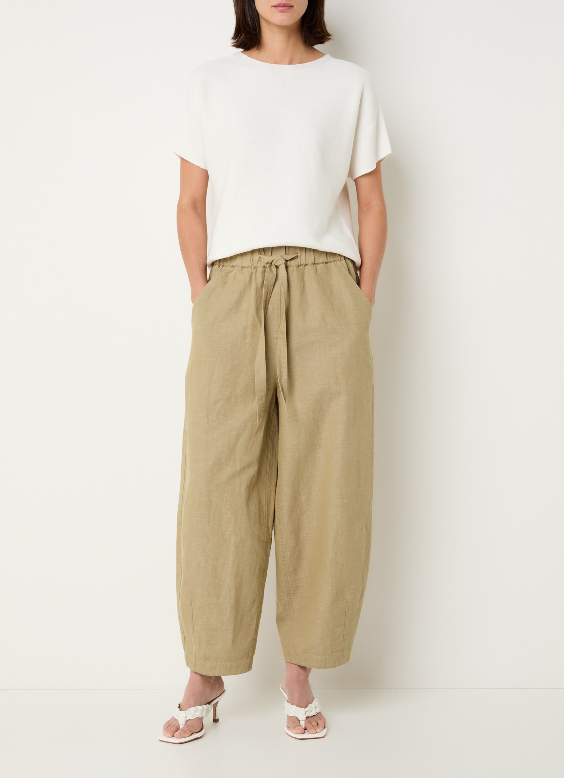 Knit-ted Mona high waist tapered fit broek met steekzakken - voorkant 2 khaki