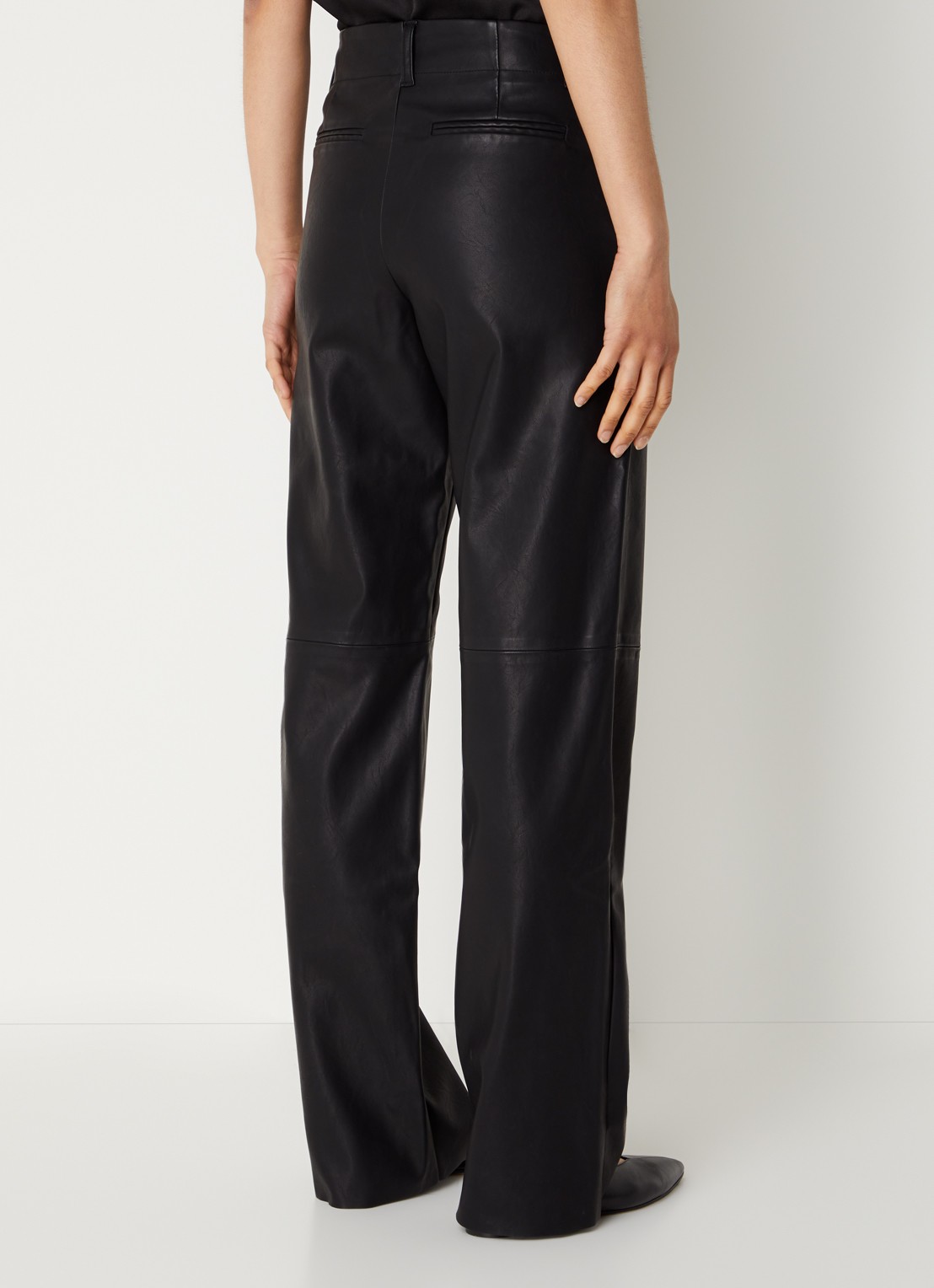 Knit-ted Naomi high waist straight fit broek van imitatieleer - achterkant 4 zwart