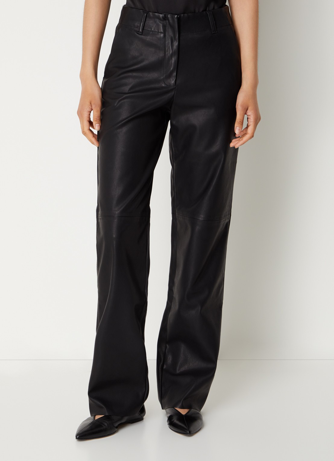 Knit-ted Naomi high waist straight fit broek van imitatieleer - detail zwart