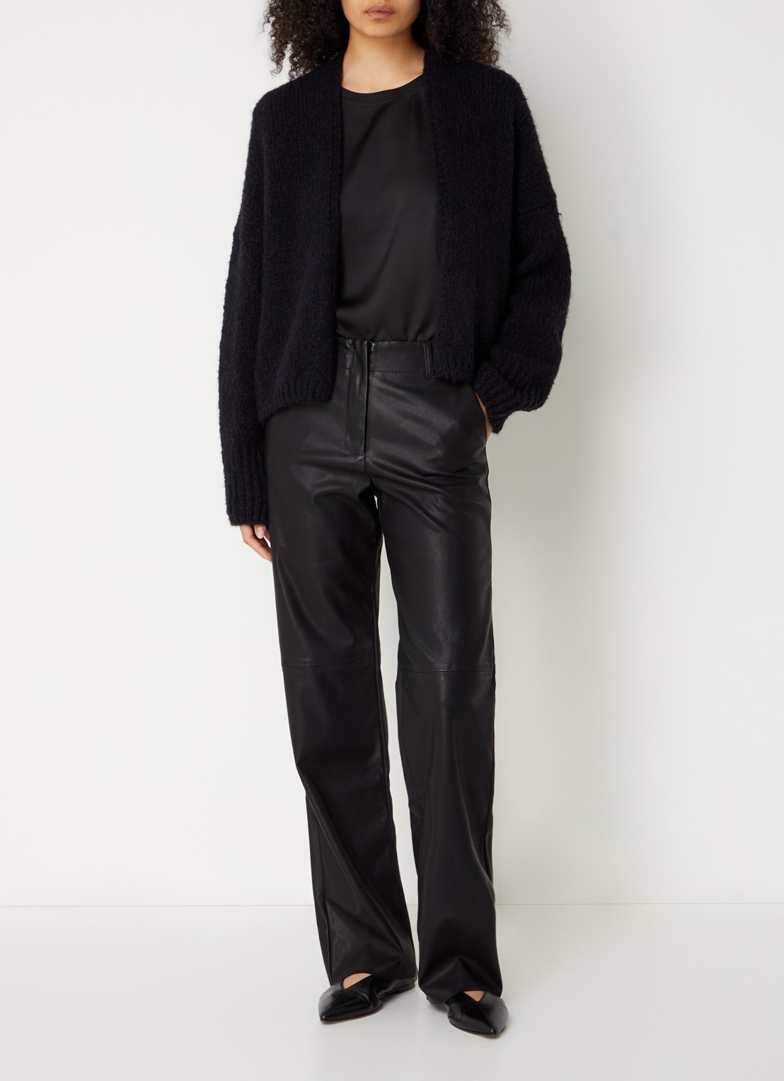 Knit-ted Naomi high waist straight fit broek van imitatieleer - voorkant 3 zwart