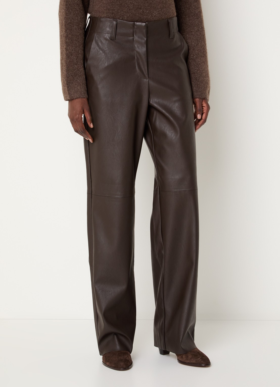 Knit-ted Naomi high waist straight fit broek van imitatieleer - detail donkerbruin