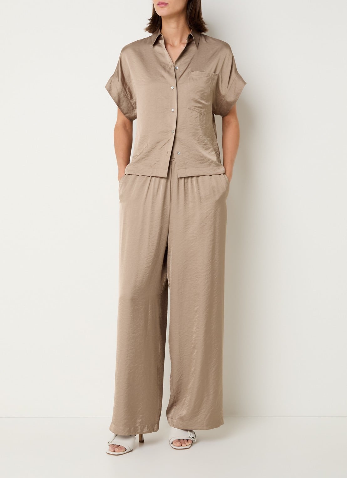 Knit-ted Paris blouse van satijn - voorkant 2 donkerbeige