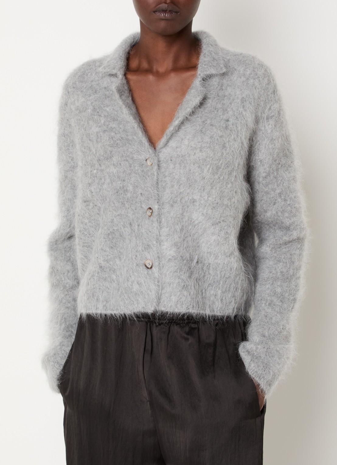 Knit-ted Sherman grofgebreid vest met kraag - detail 3 lichtgrijs