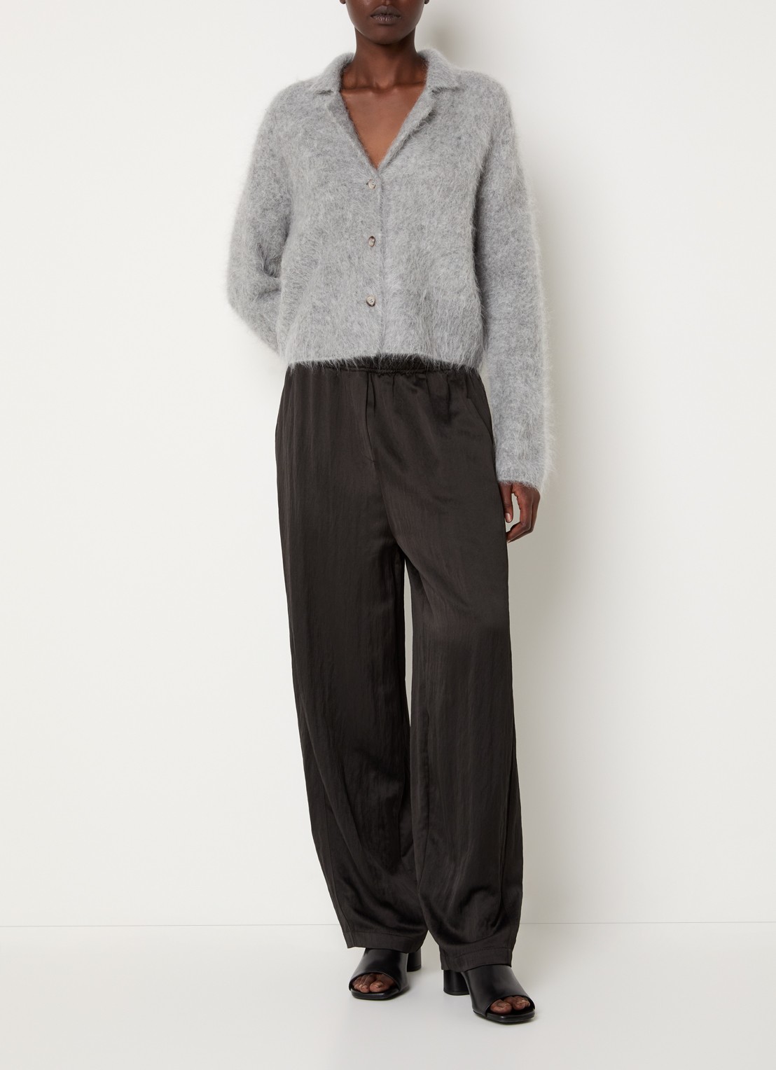 Knit-ted Sherman grofgebreid vest met kraag - voorkant 2 lichtgrijs
