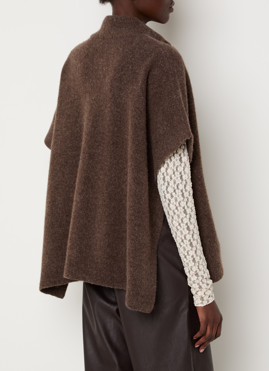 Knit-ted Tove grofgebreid vest met opstaande kraag - achterkant lichtbruin