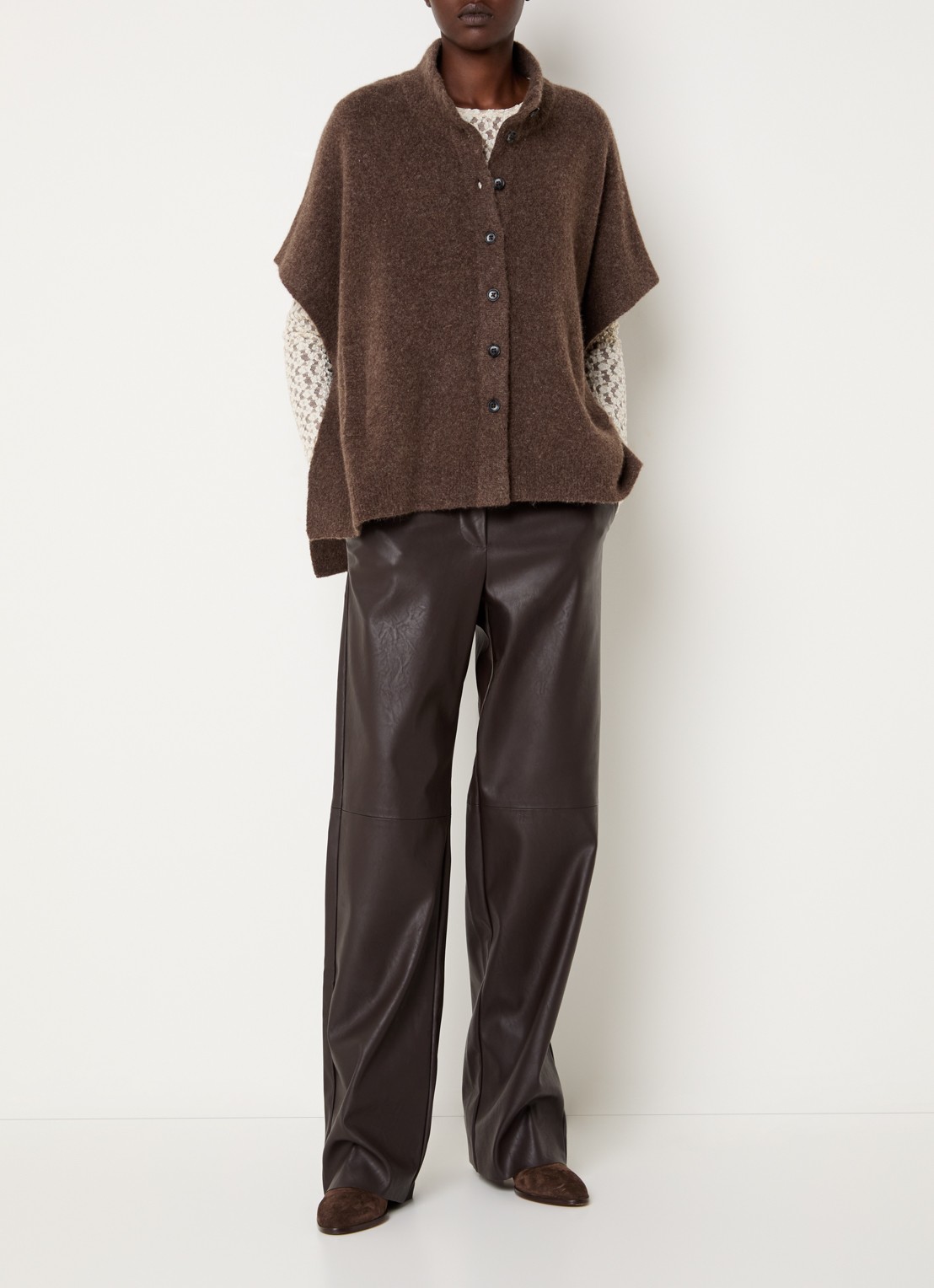 Knit-ted Tove grofgebreid vest met opstaande kraag - voorkant 3 lichtbruin