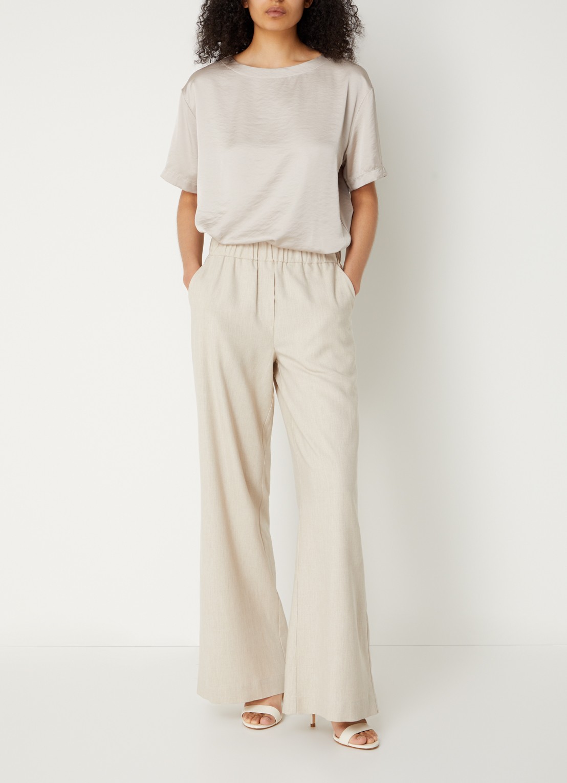 Knit-ted Willow high waist wide fit pantalon met steekzakken - voorkant 3 beige