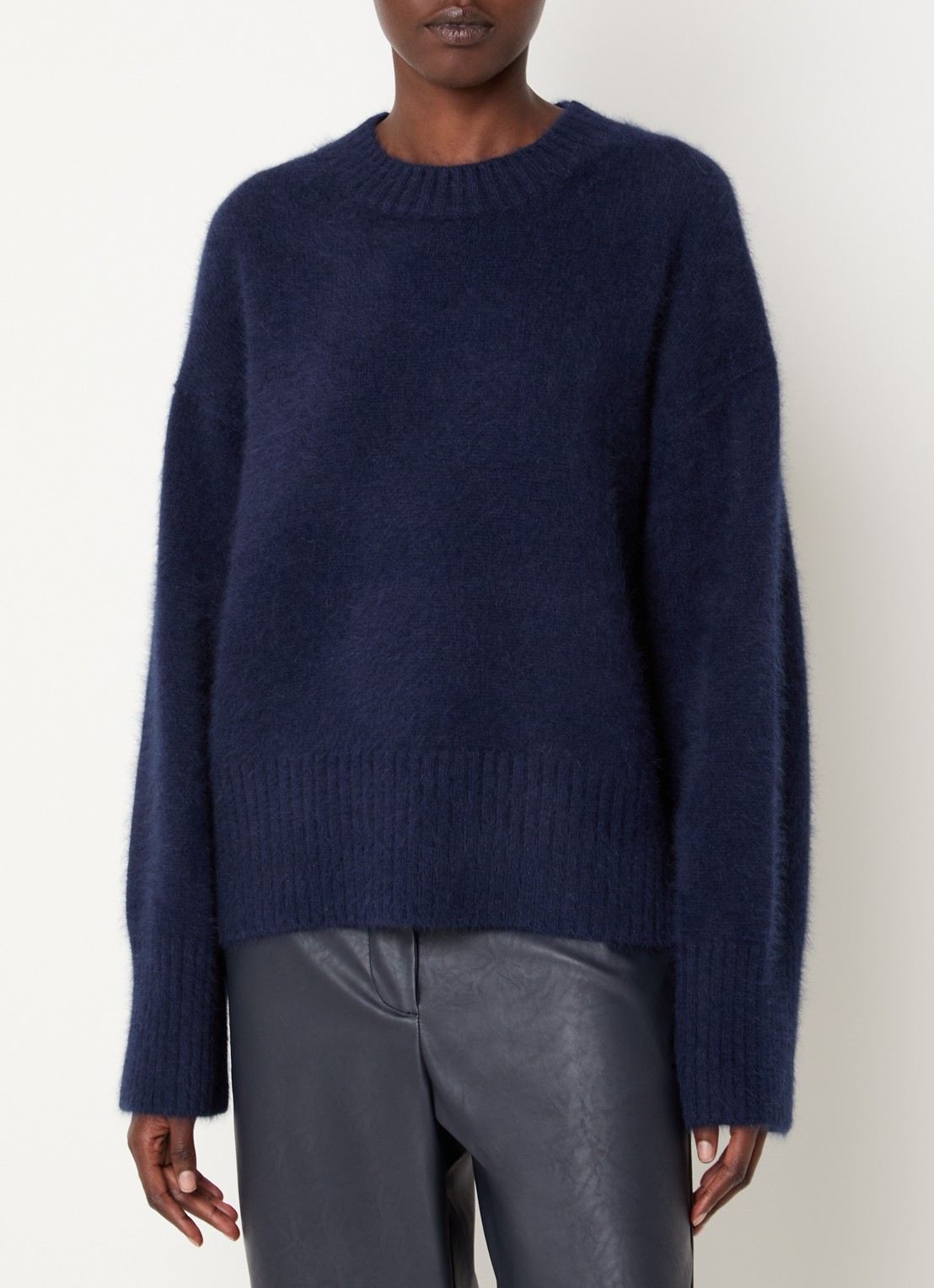 Knit-ted Wolf grofgebreide trui met ronde hals - detail 4 donkerblauw