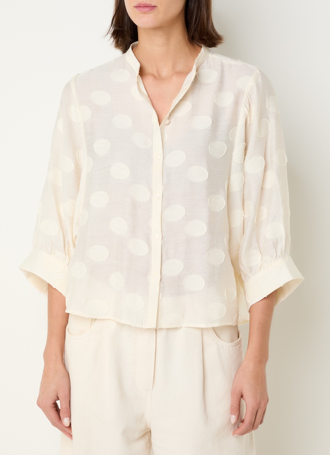 Knit-ted Xena blouse met borduring - detail 3 gebroken wit