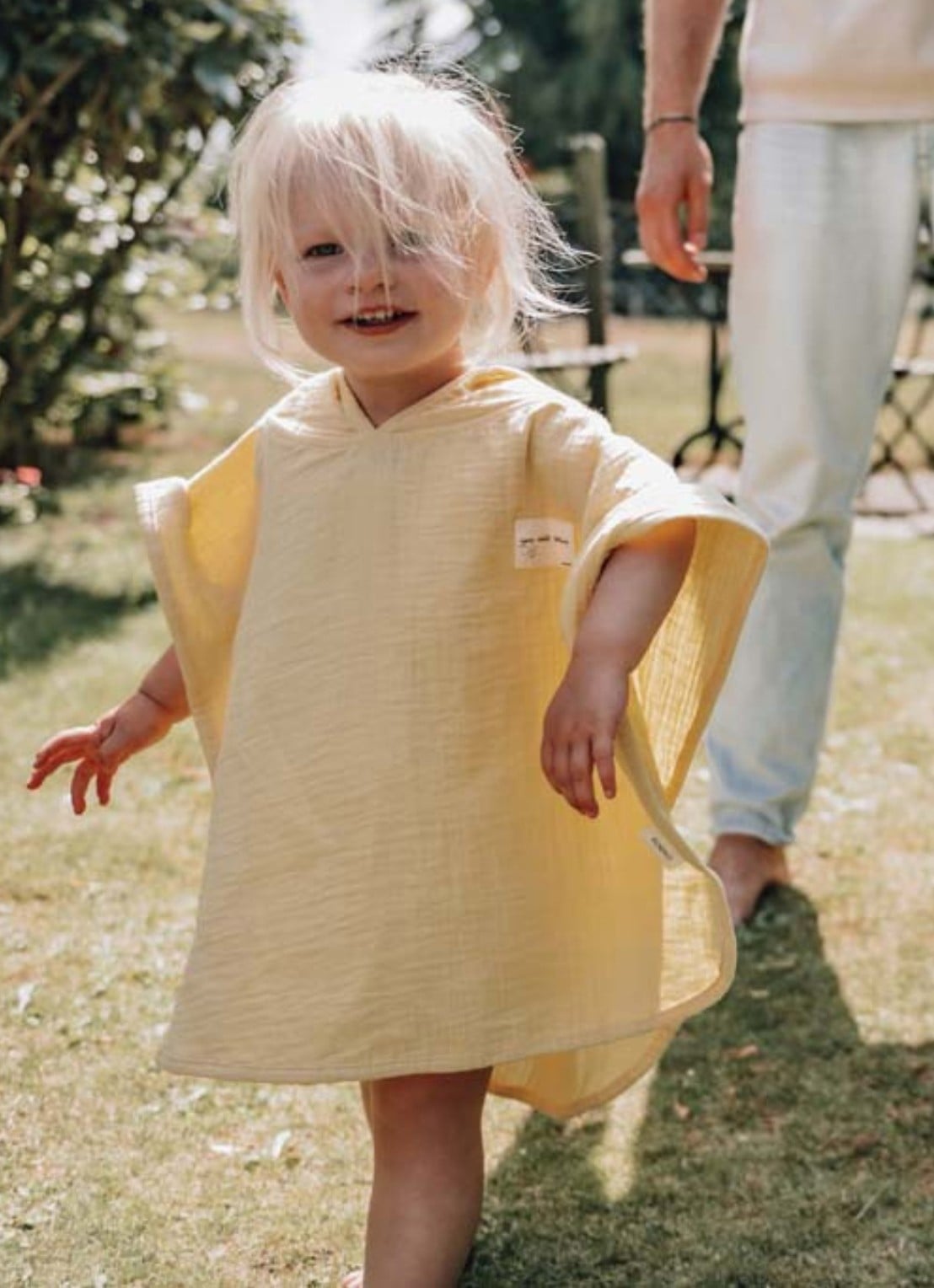 Koeka Poncho met borduring - detail 4 geel