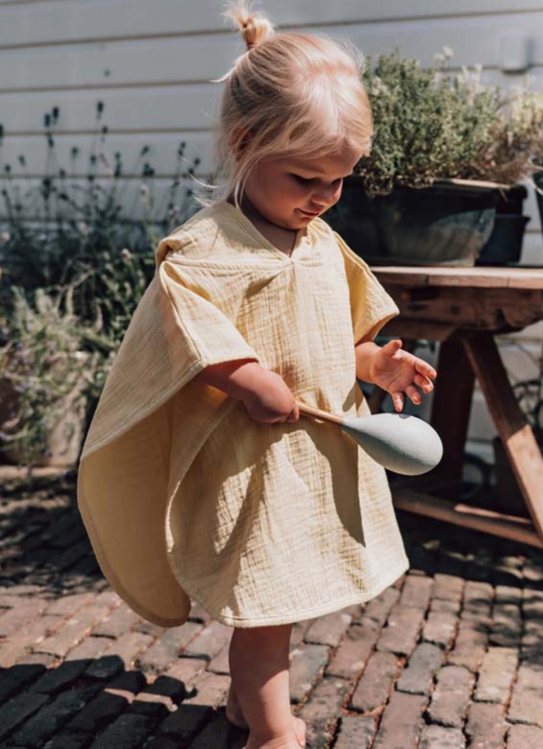 Koeka Poncho met borduring - detail 5 geel