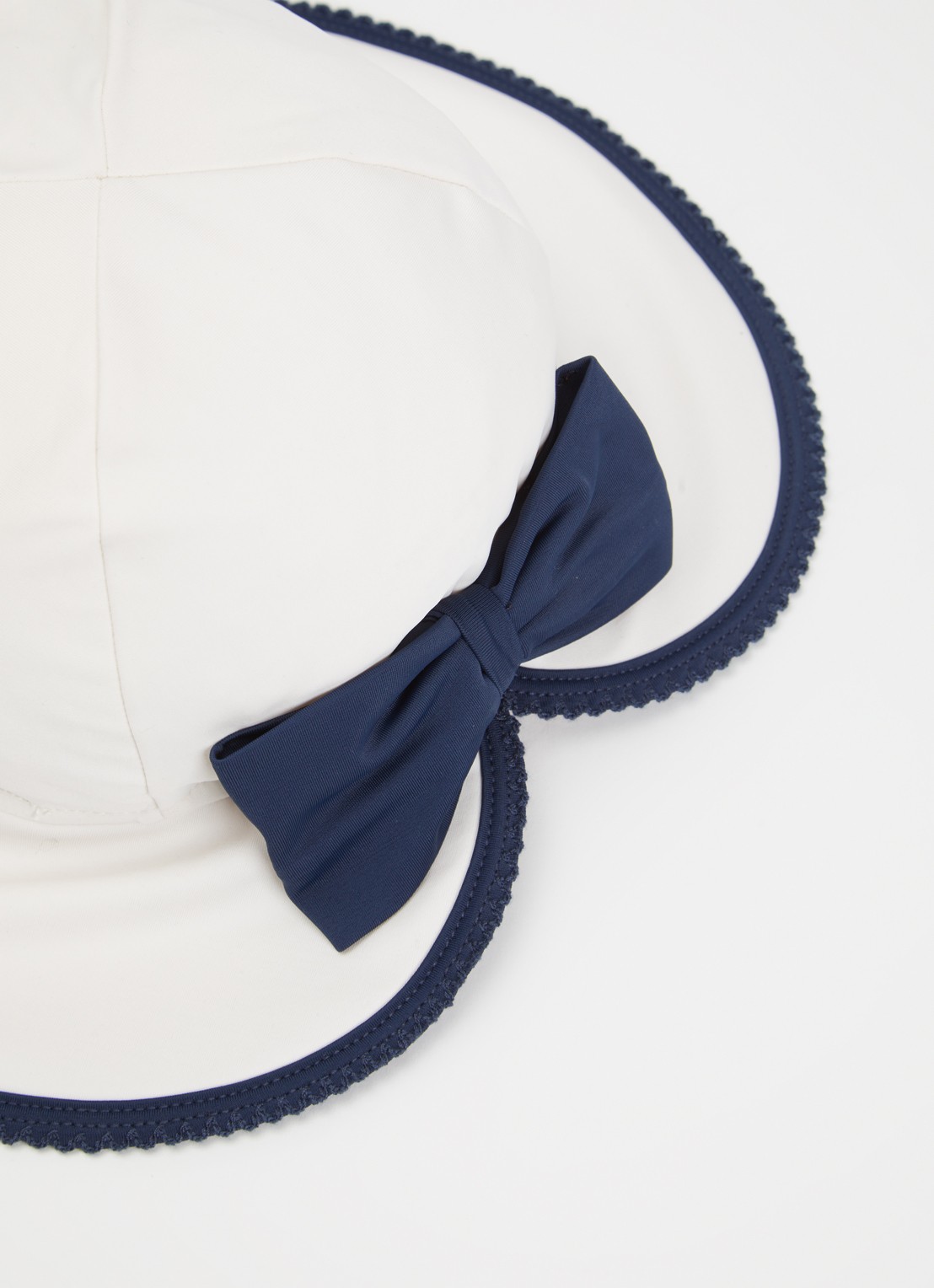 Konges Sløjd Vilja zwem buckethad met print en strikdetail - detail beige