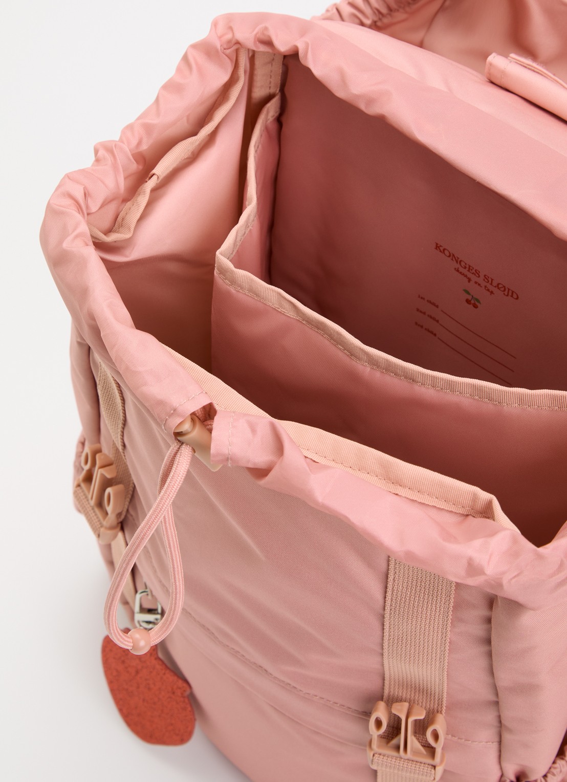 Konges Sløjd Clover rugzak met uitneembare sporttas en waterafstotende coating - detail zalmroze