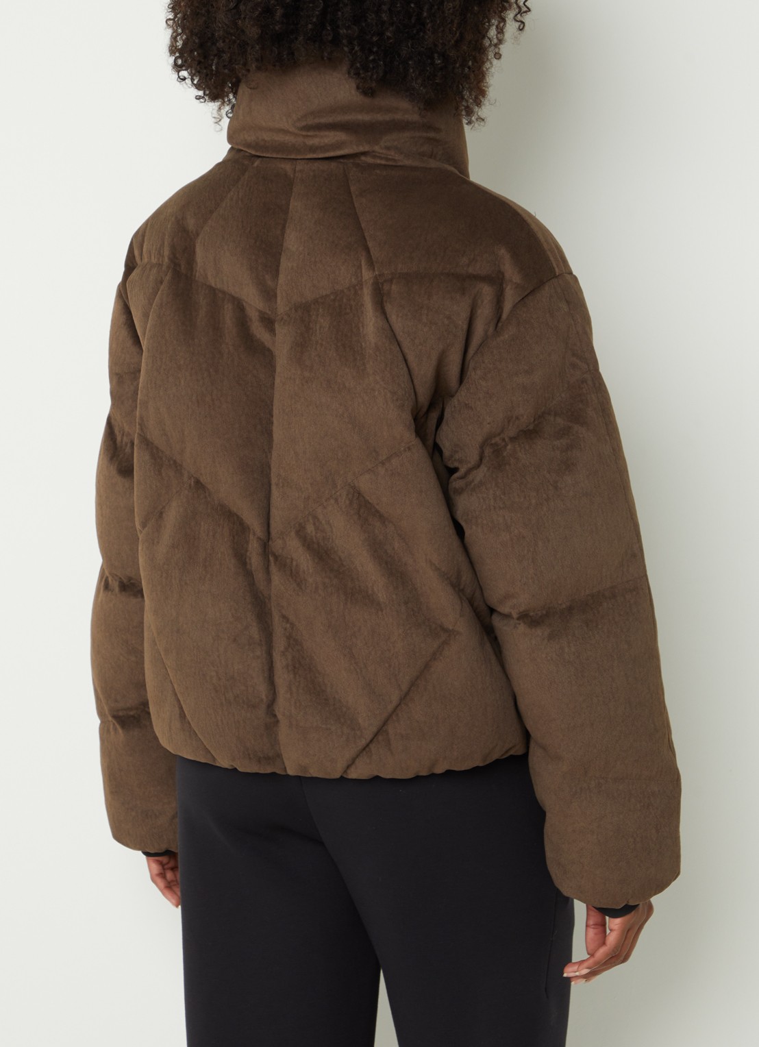 Krakatau Nebula pufferjack met quilt patroon en steekzakken - achterkant beige