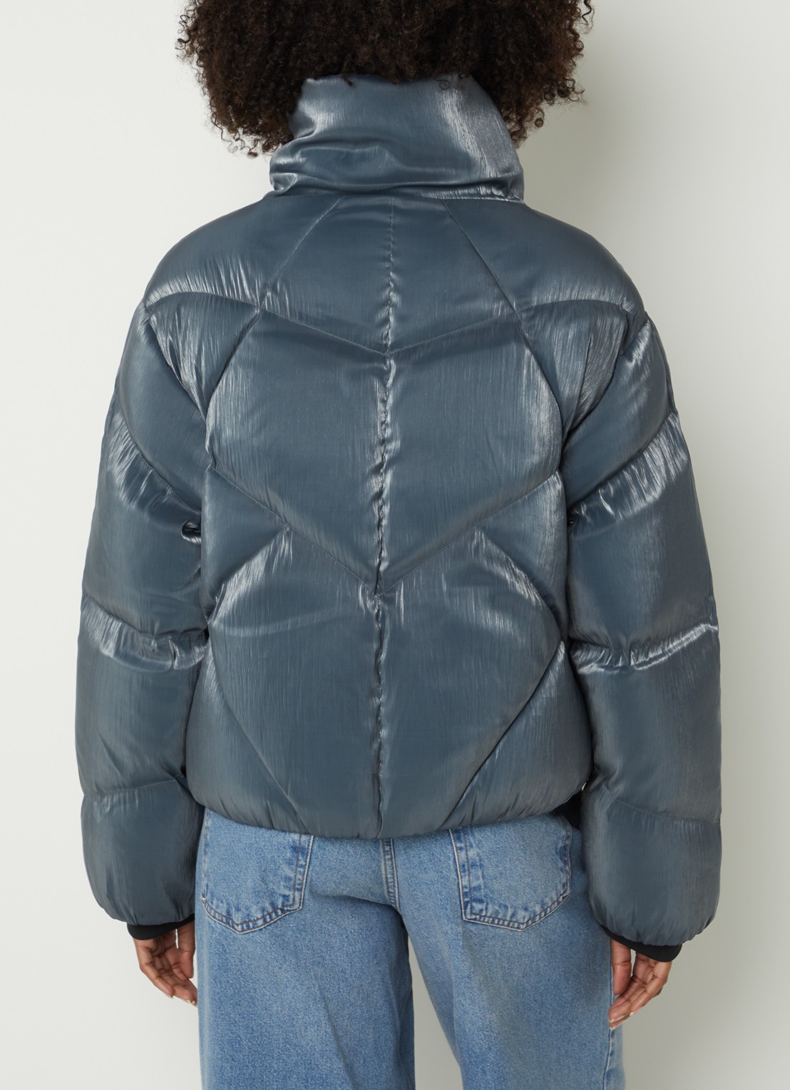 Krakatau Nebula pufferjack met quilt patroon en steekzakken - achterkant blauw