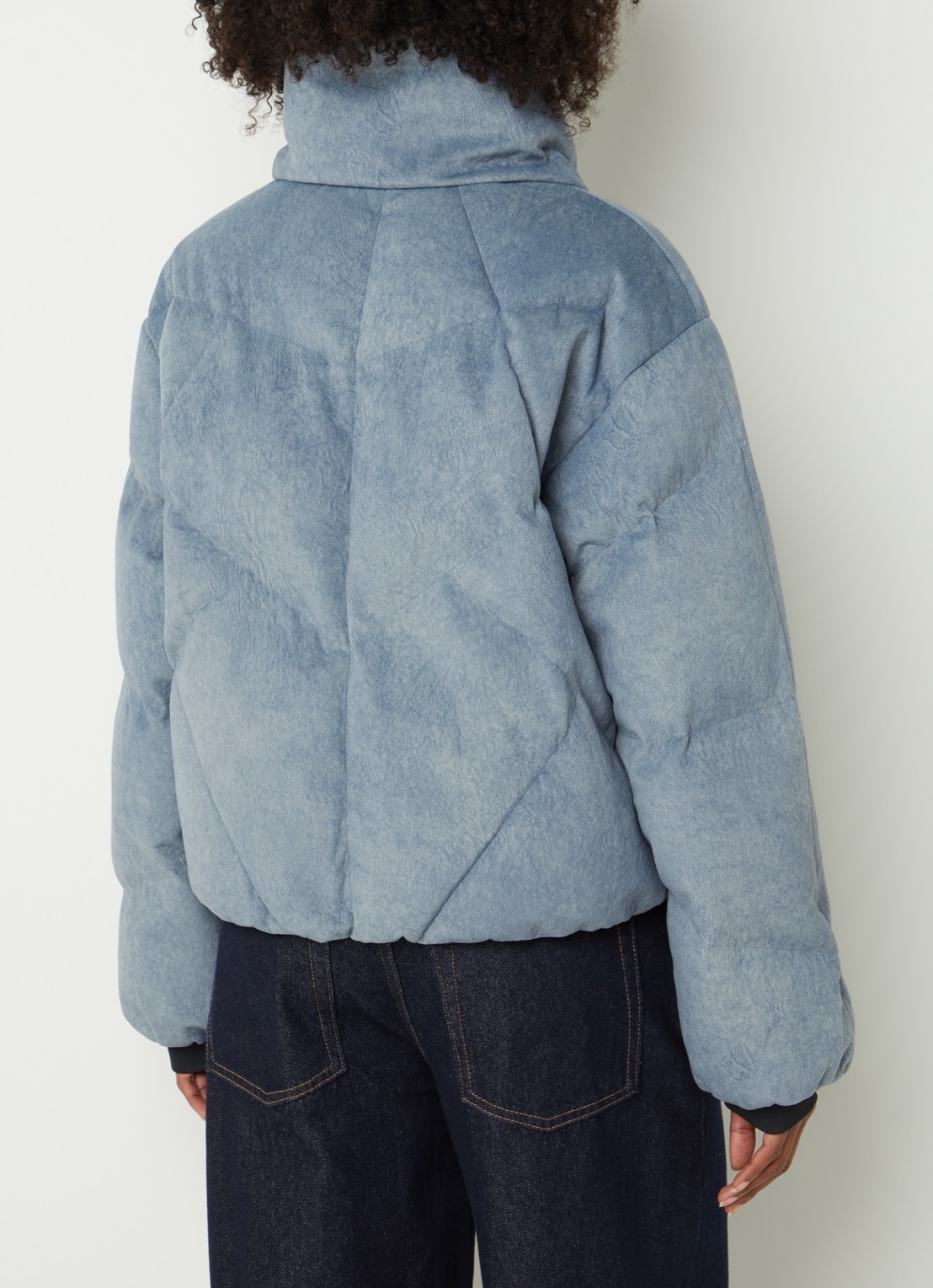 Krakatau Nebula pufferjack met quilt patroon en steekzakken - achterkant blauw