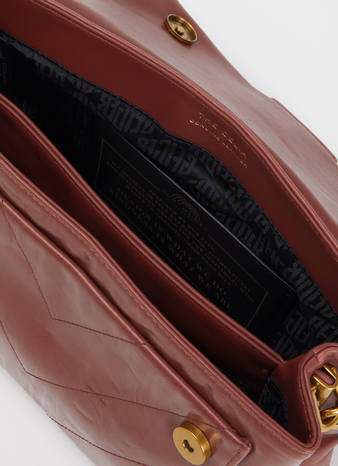 Kurt Geiger Celia schoudertas van leer met quilt patroon - detail steenrood