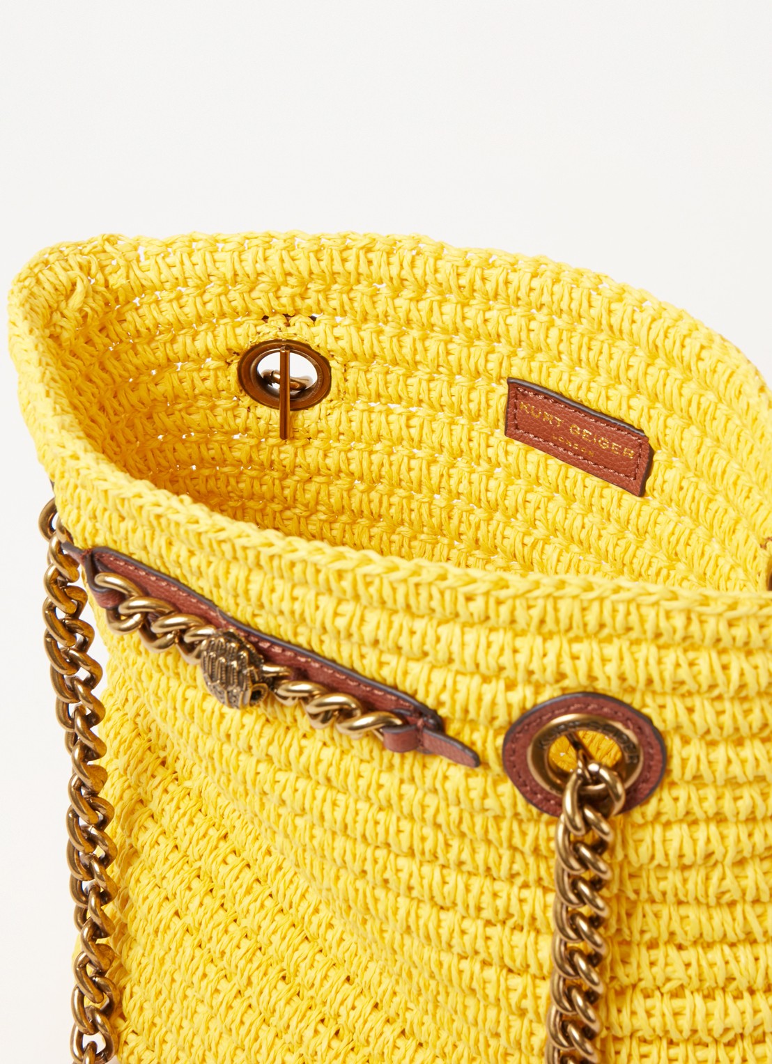 Kurt Geiger Chelsea Small shopper van raffia met leren details - detail geel