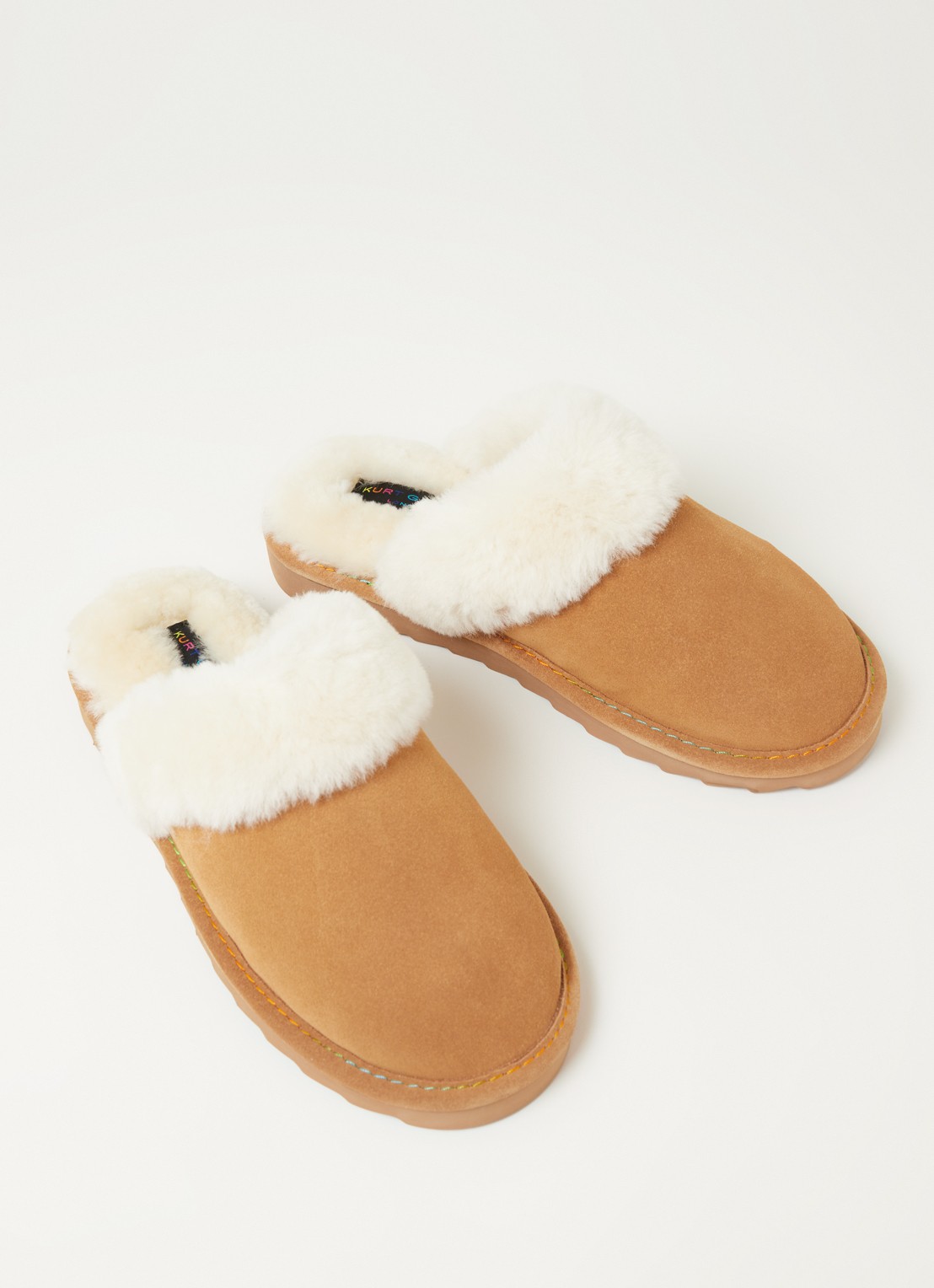 Kurt Geiger Cosy Stitch pantoffel van suède - detail hazelnootbruin