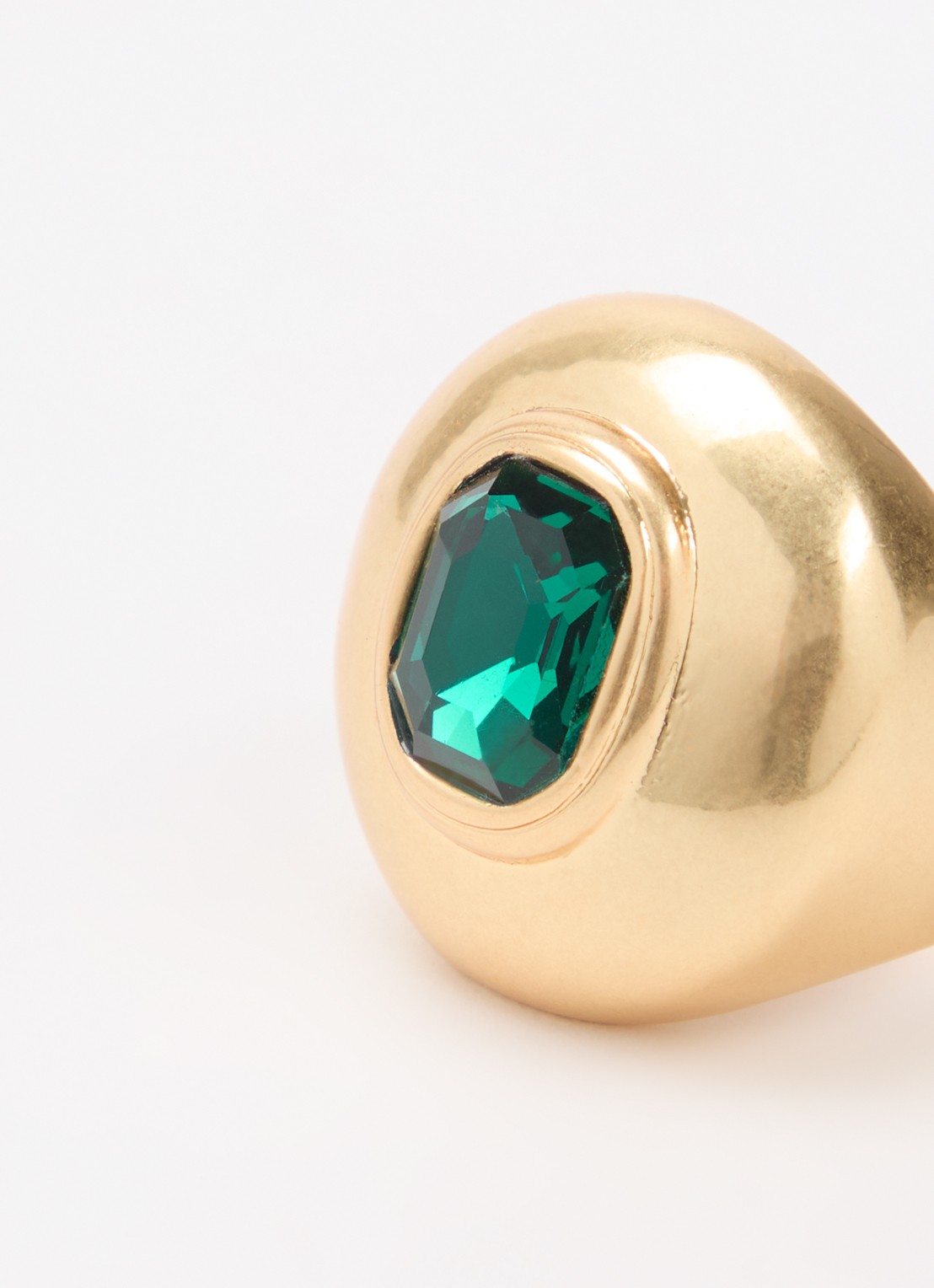 Kurt Geiger Emerald Dome ring met kristal - detail goud