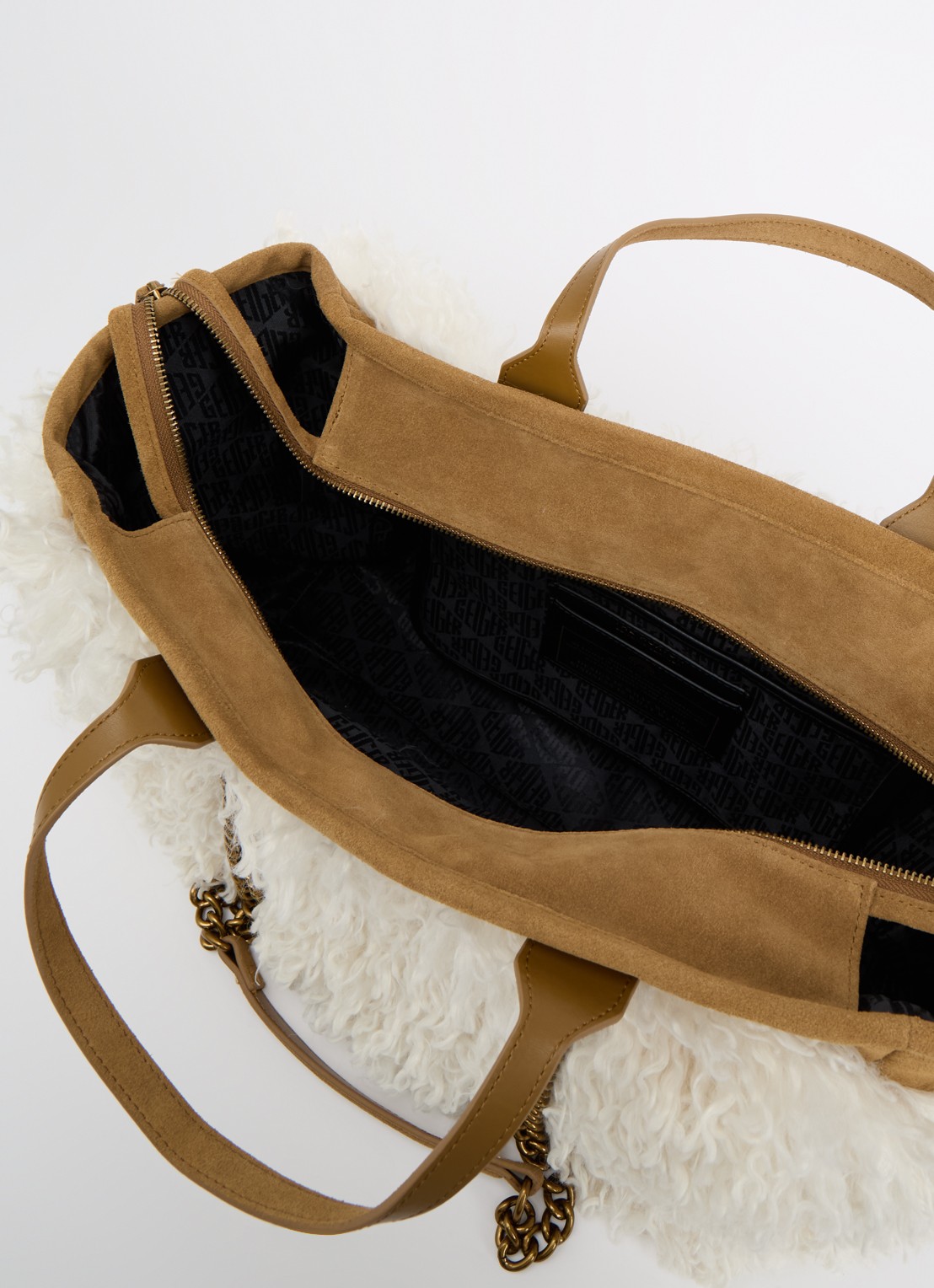 Kurt Geiger Hoxton schoudertas van imitatiebont met details van suède - detail gebroken wit