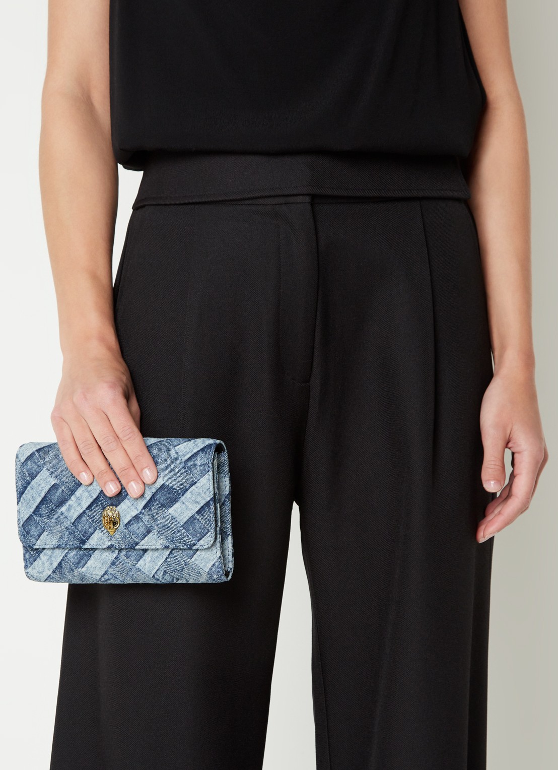 Kurt Geiger Kensington clutch van denim met afneembare schouderriem - voorkant 3 indigo