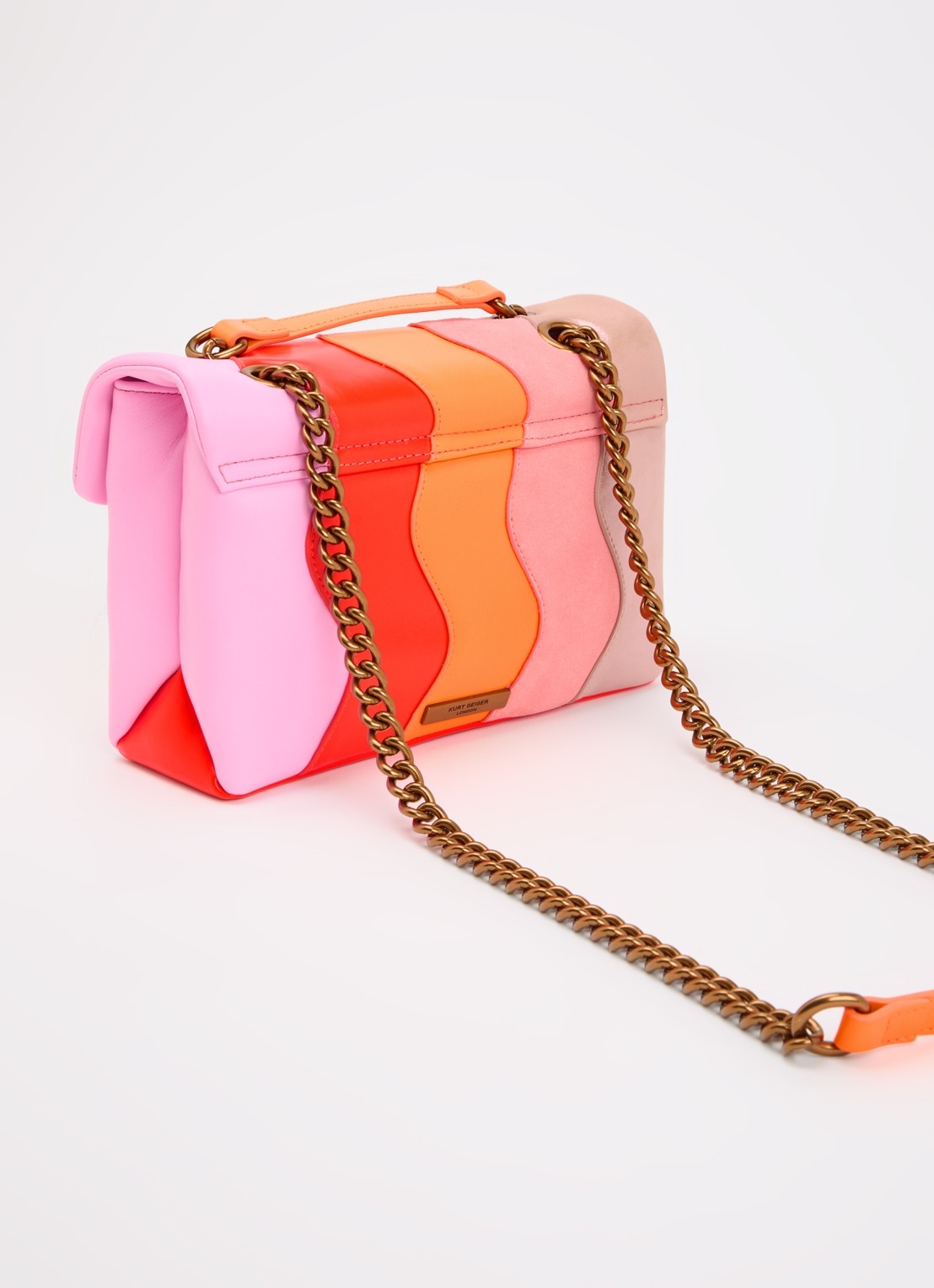 Kurt Geiger Kensington schoudertas van leer met suéde details  - achterkant roze