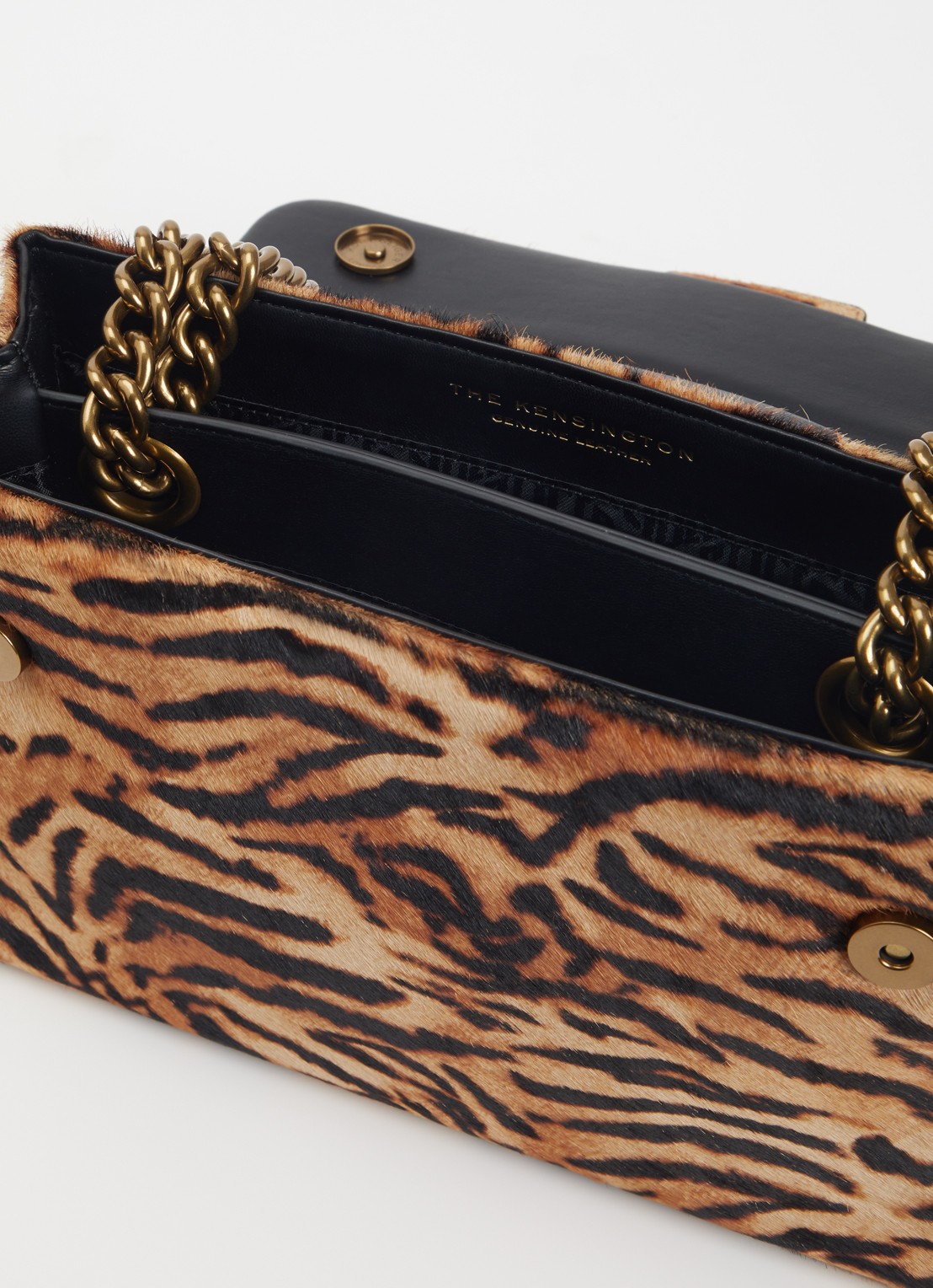Kurt Geiger Kensington schoudertas van leer met zebraprint - detail camel
