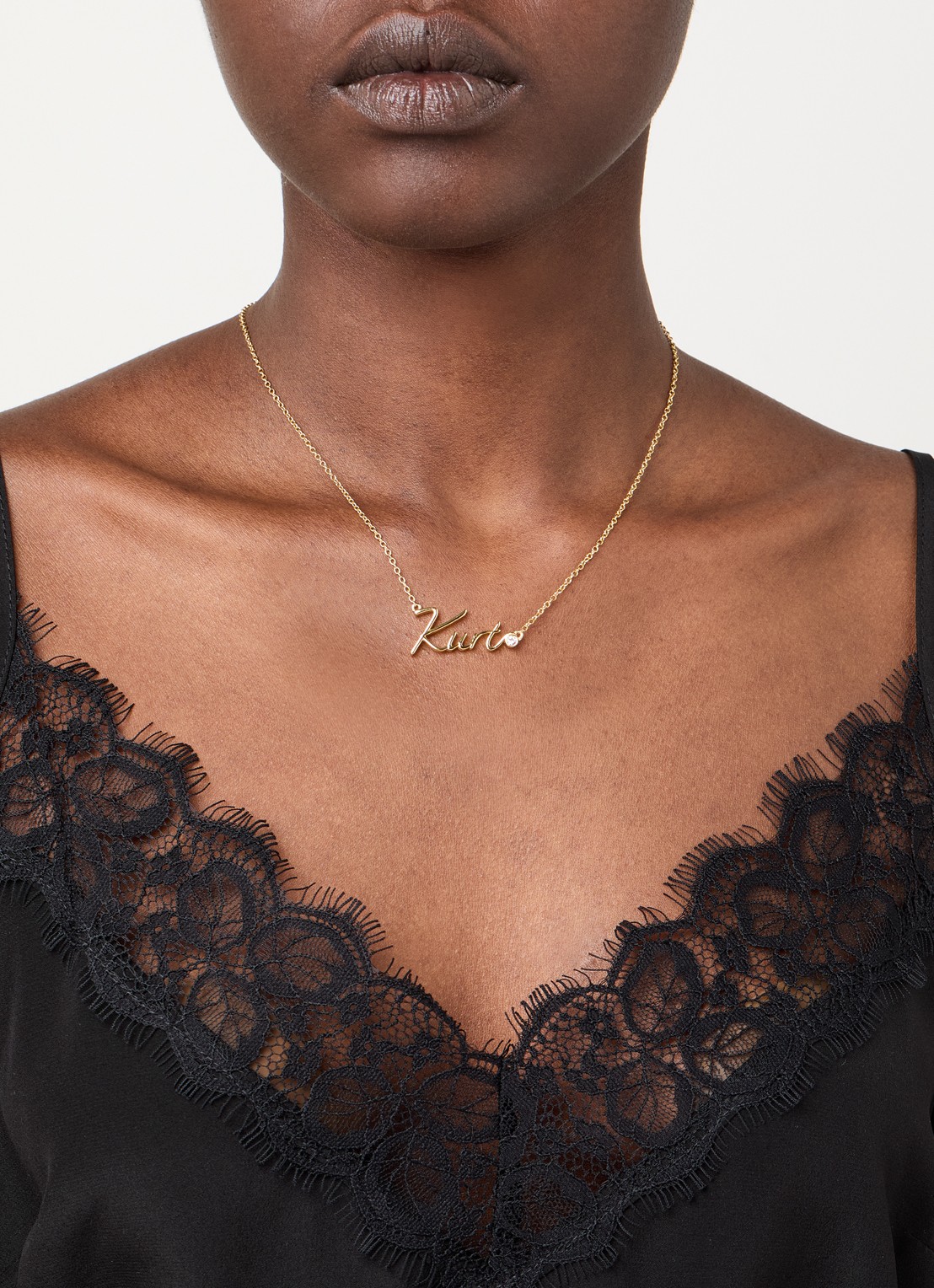 Kurt Geiger Kurt Script ketting met kristal - voorkant 5 goud