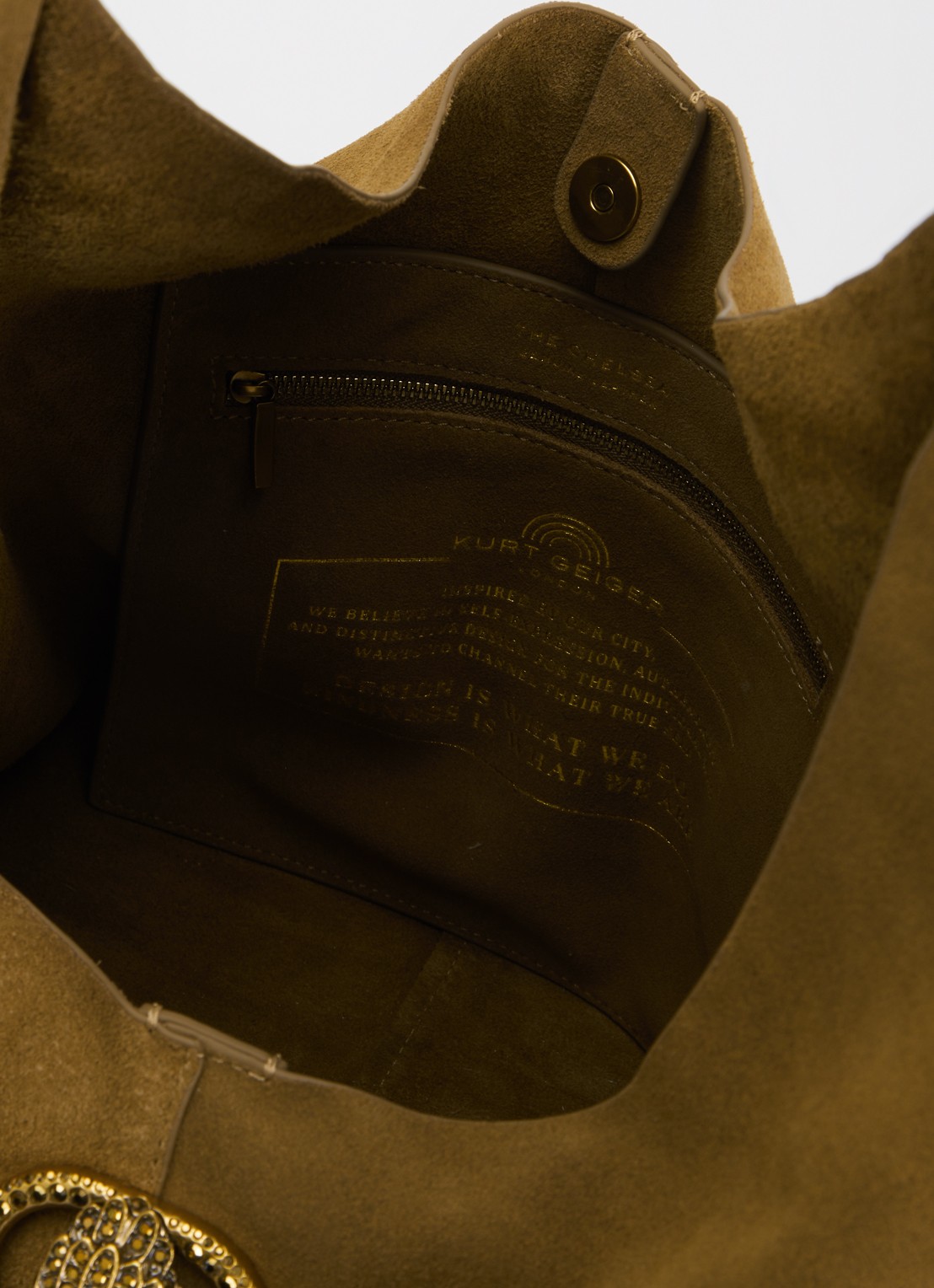 Kurt Geiger Large Chelsea Slouch schoudertas van suède - detail cognac