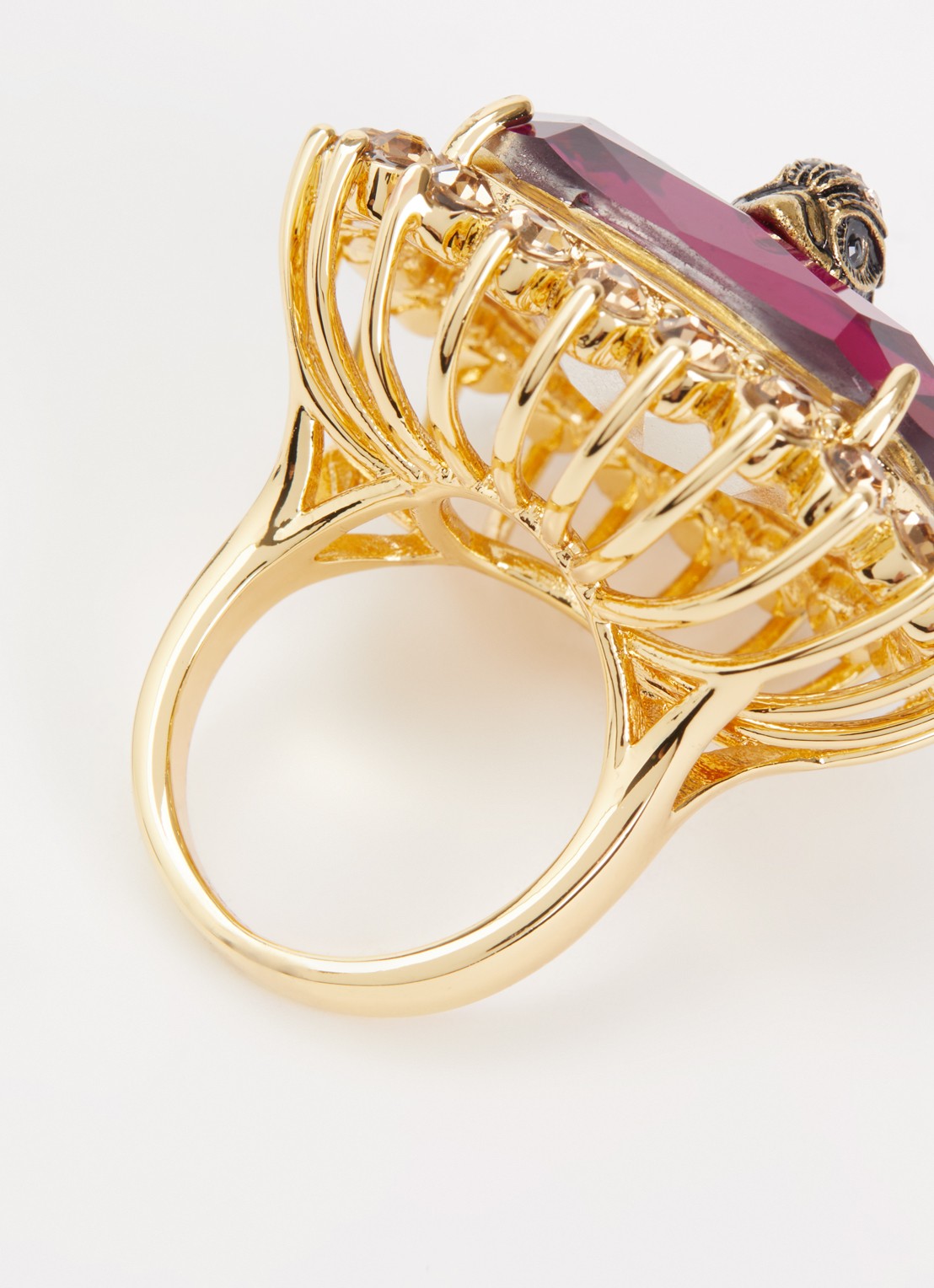 Kurt Geiger Large Sloane Cocktail ring met kristal - detail goud