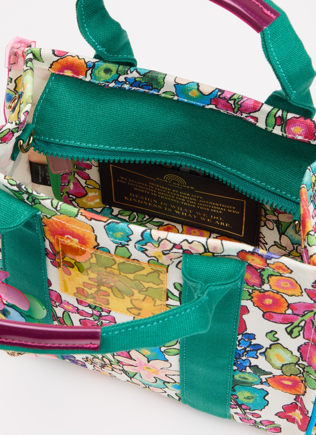 Kurt Geiger Southbank small handtas van canvas met tasbedel  - detail roze