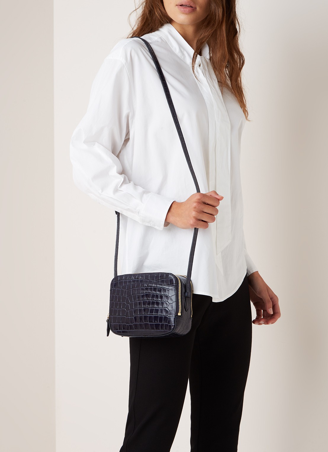L.K.Bennett Mariel crossbodytas van kalfsleer met crocostructuur - voorkant 2 donkerblauw
