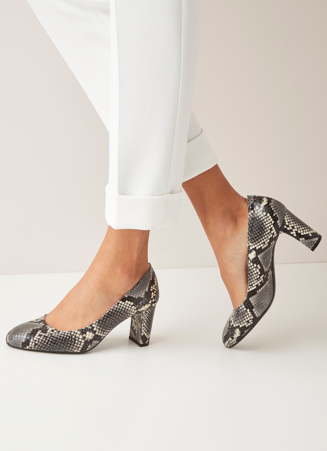 L.K.Bennett Winola pump van leer - voorkant 2 bruin