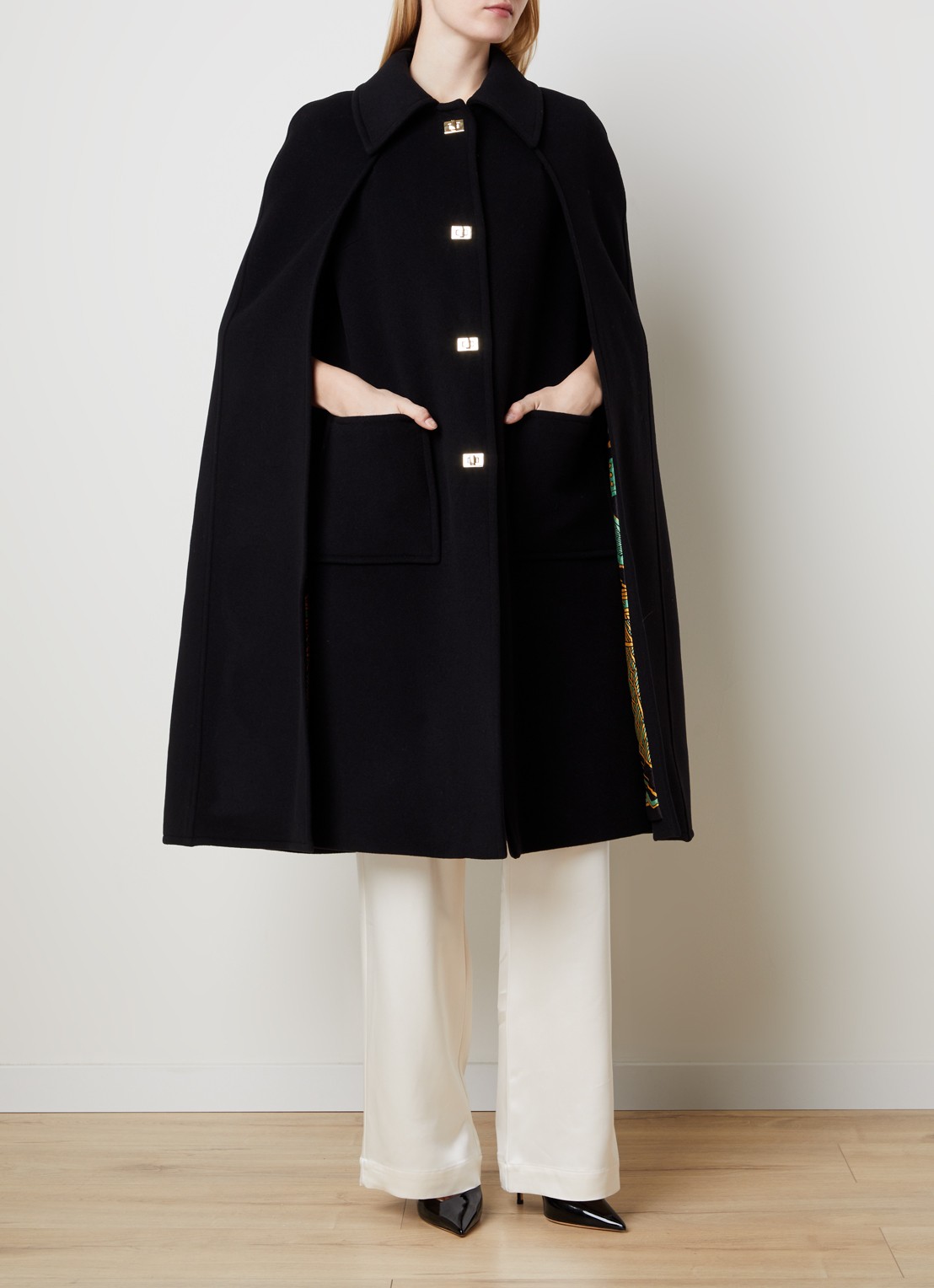 La DoubleJ Milano cape in scheerwolblend met opgestikte zakken - detail 3 zwart