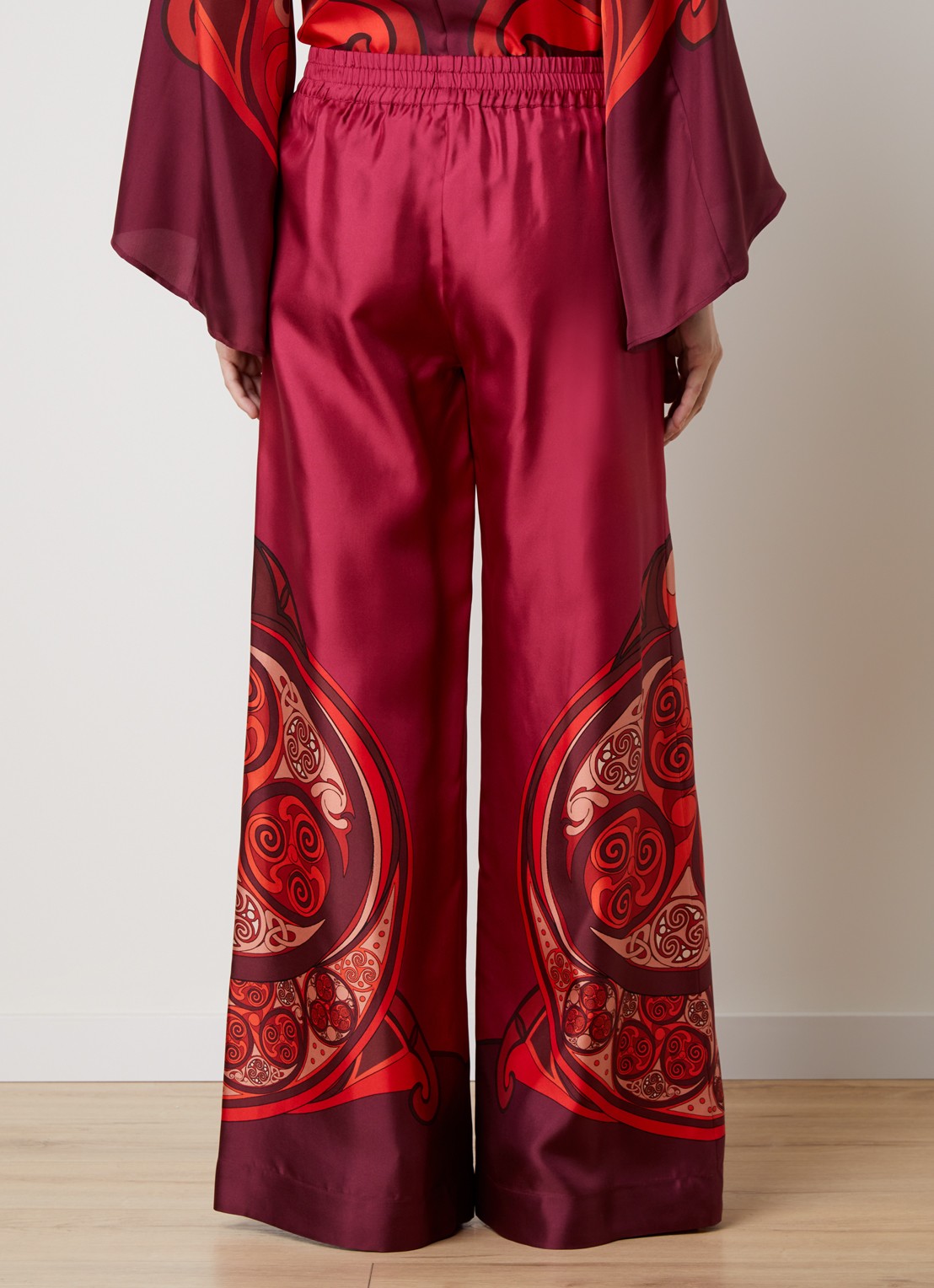 La DoubleJ Palazzo high waist wide fit broek van zijde met print - achterkant donkerroze