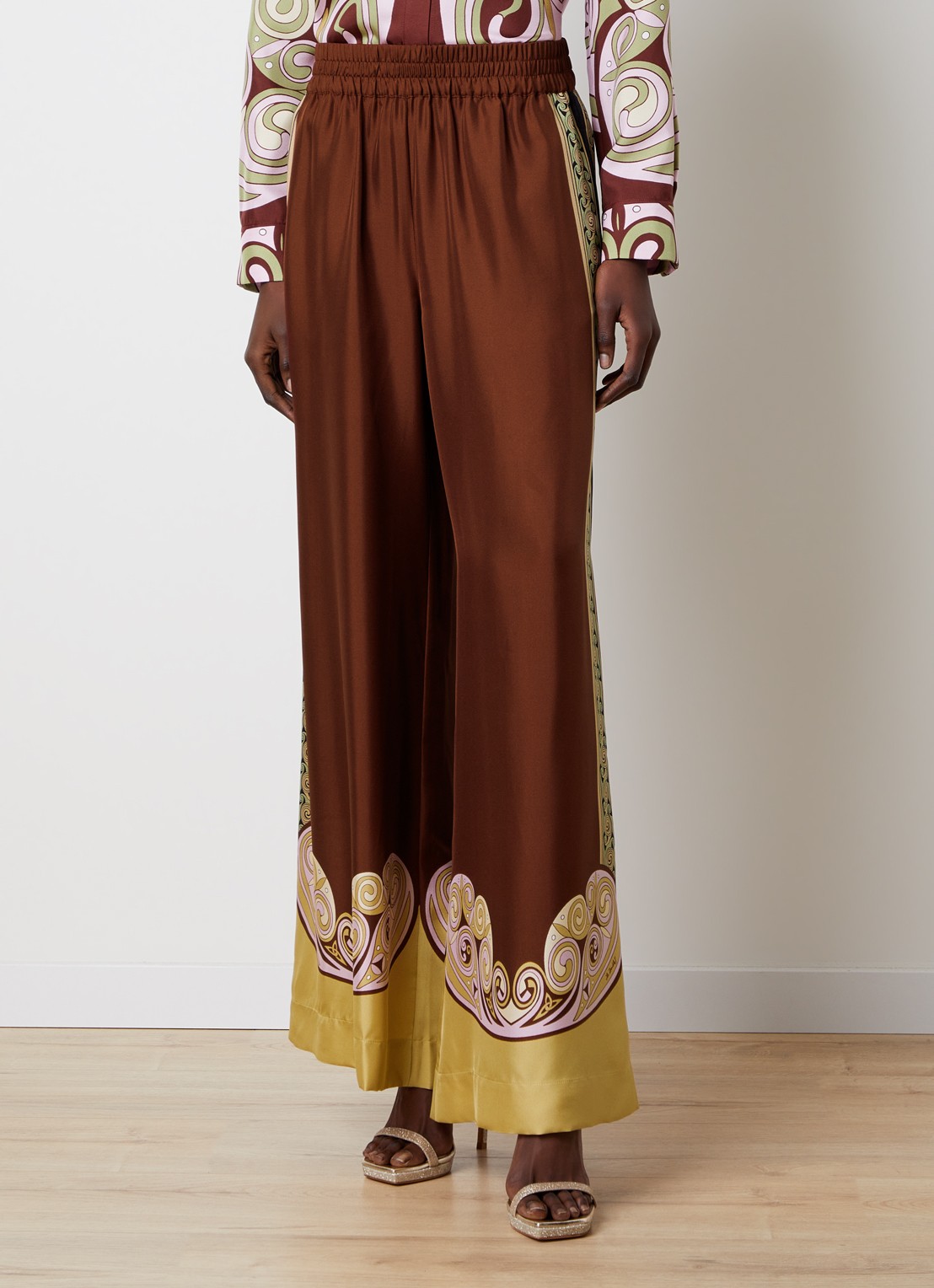 La DoubleJ Palazzo high waist wide fit broek van zijde met print - detail roodbruin