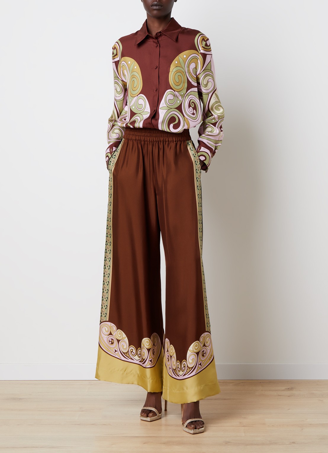 La DoubleJ Palazzo high waist wide fit broek van zijde met print - voorkant 4 roodbruin