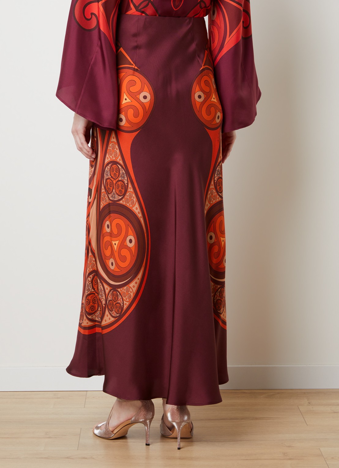 La DoubleJ Sleek maxi rok van zijde met print - achterkant donkerrood