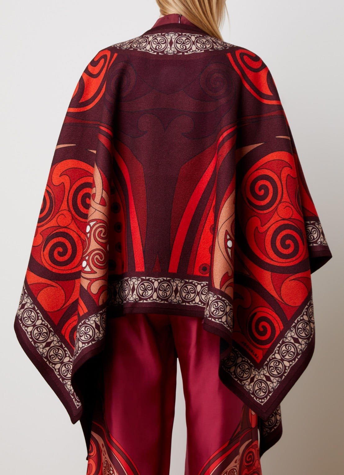La DoubleJ Soul fijngebreide poncho van wol met print - achterkant donkerrood