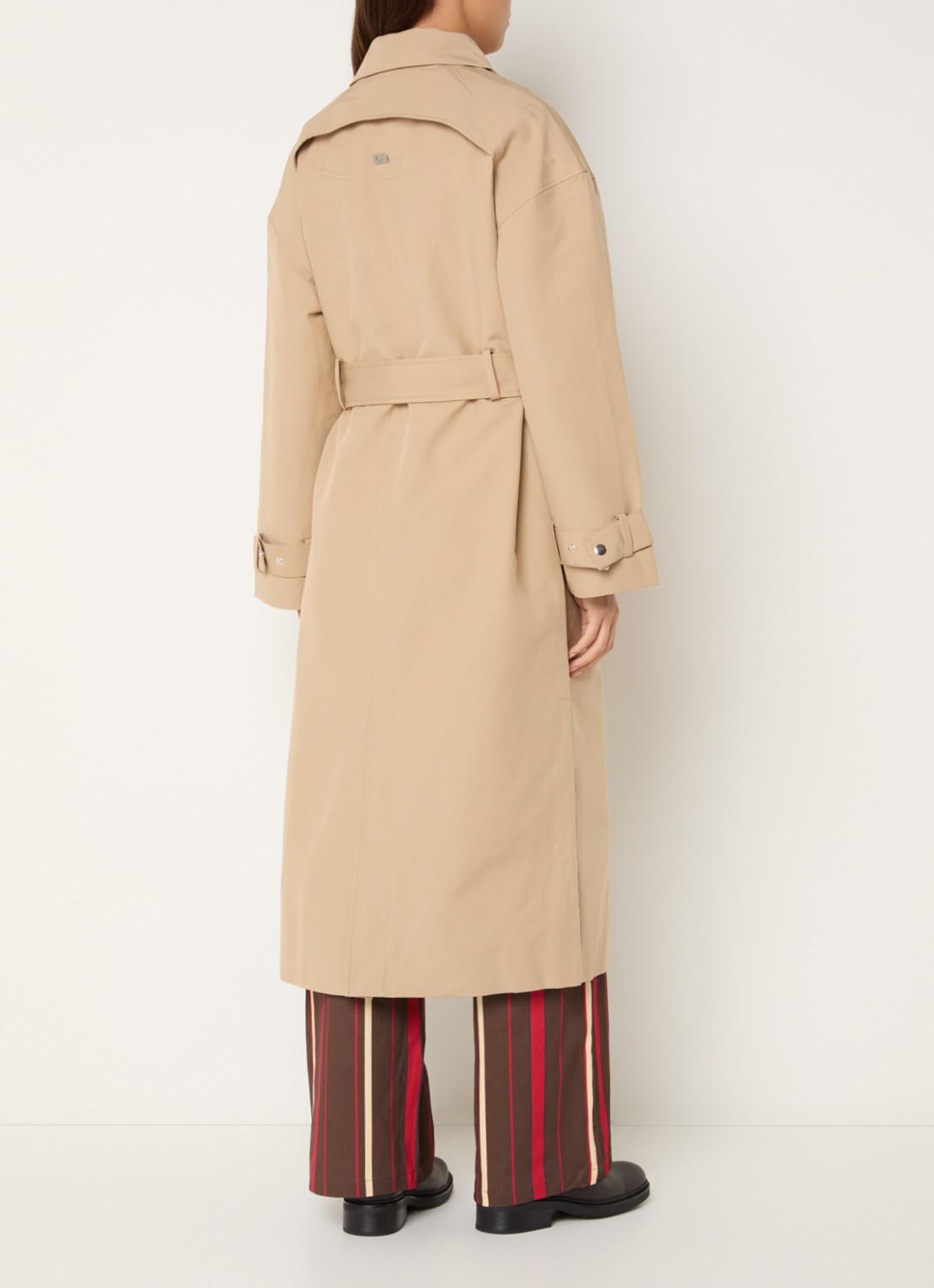 Laagam Antwerp trenchcoat met strikceintuur en opstaande kraag - achterkant 2 donkerbeige