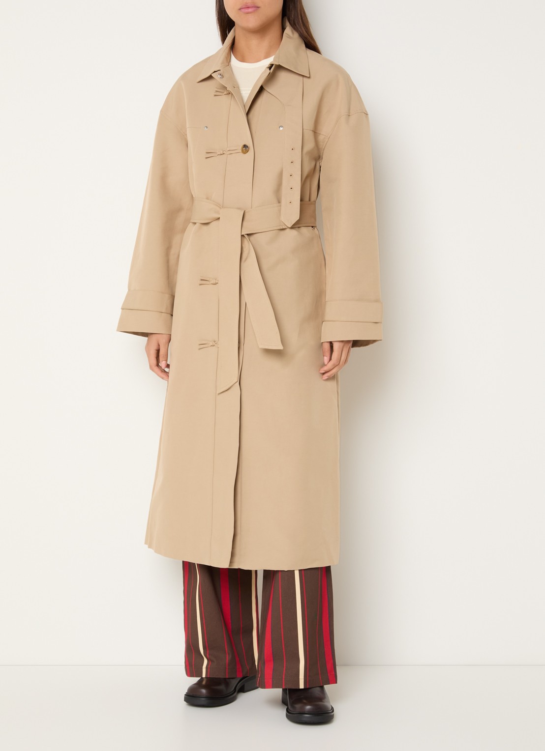 Laagam Antwerp trenchcoat met strikceintuur en opstaande kraag - detail donkerbeige