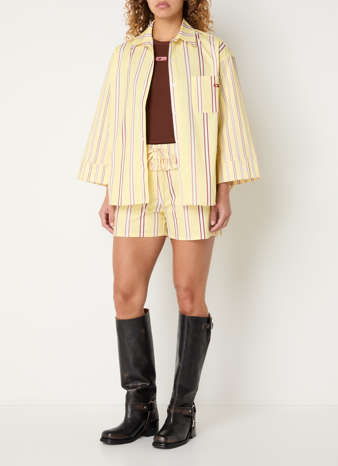 Laagam Caos mid waist straight fit korte broek met smockwerk - voorkant 4 citroengeel