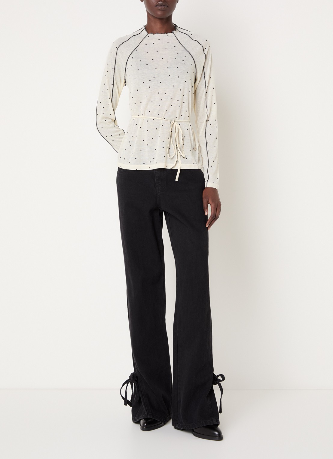 Laagam Harper semi-transparante longsleeve met stippenprint en ceintuur - voorkant 2 gebroken wit